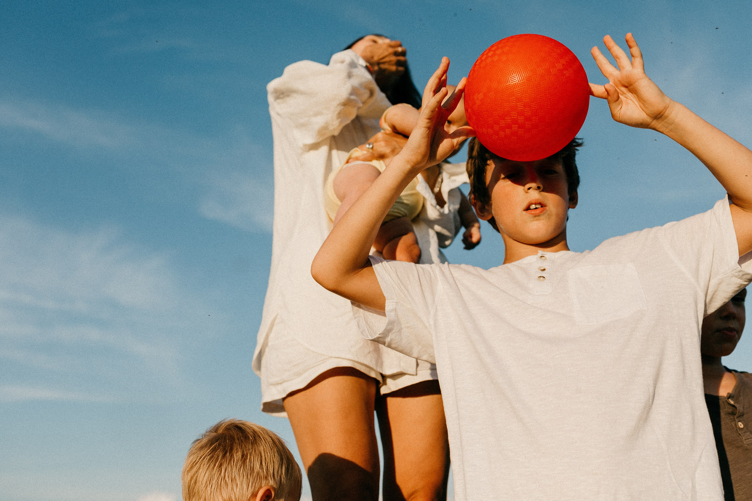 Фотосессия с красными мячами. Семейный фотограф Маша Тимофеева | Москва