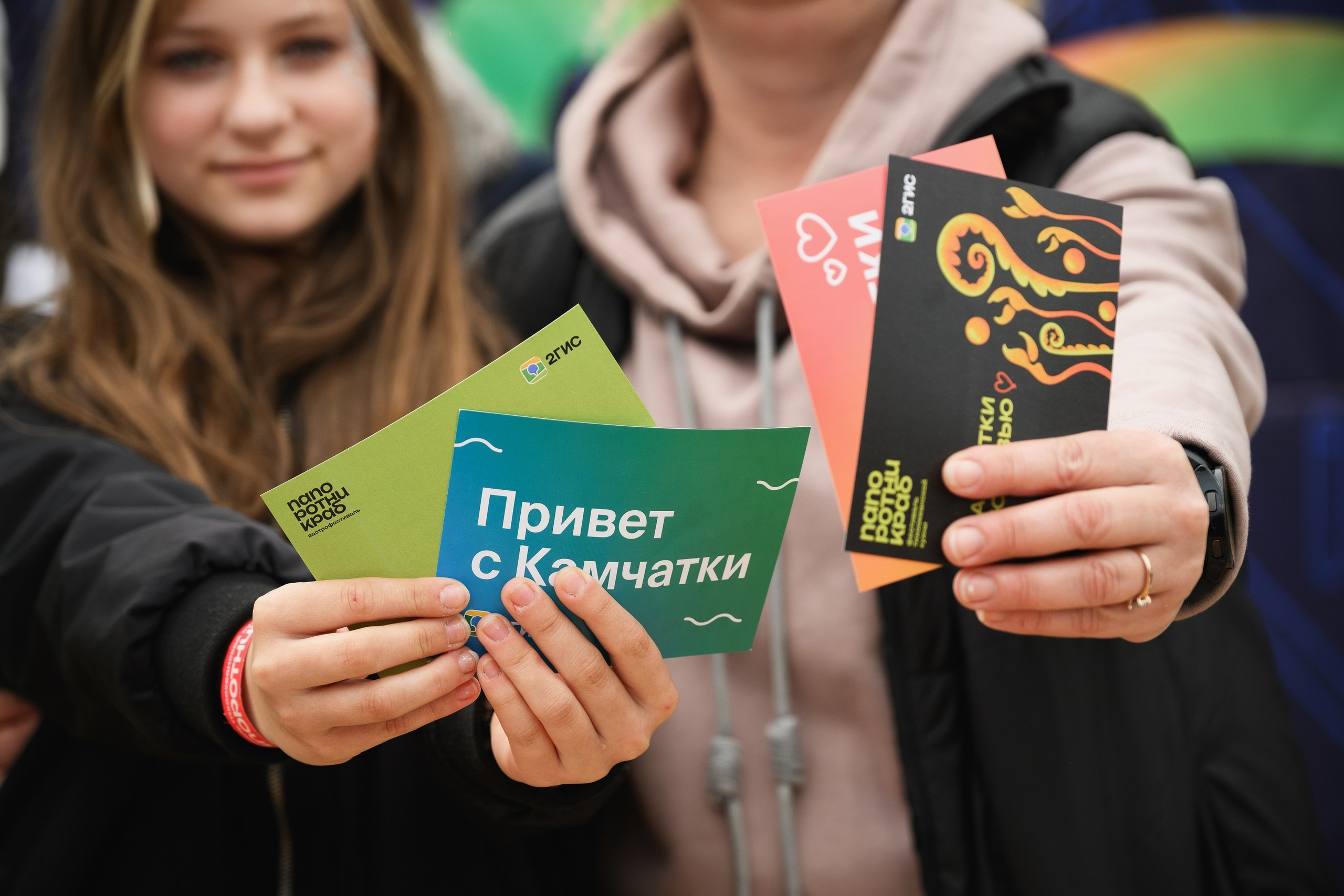 Шеф-повара готовят авторские блюда из свежих морепродуктов и дикоросов во время гастрономического фестиваля «ПапоротнИКРАб».