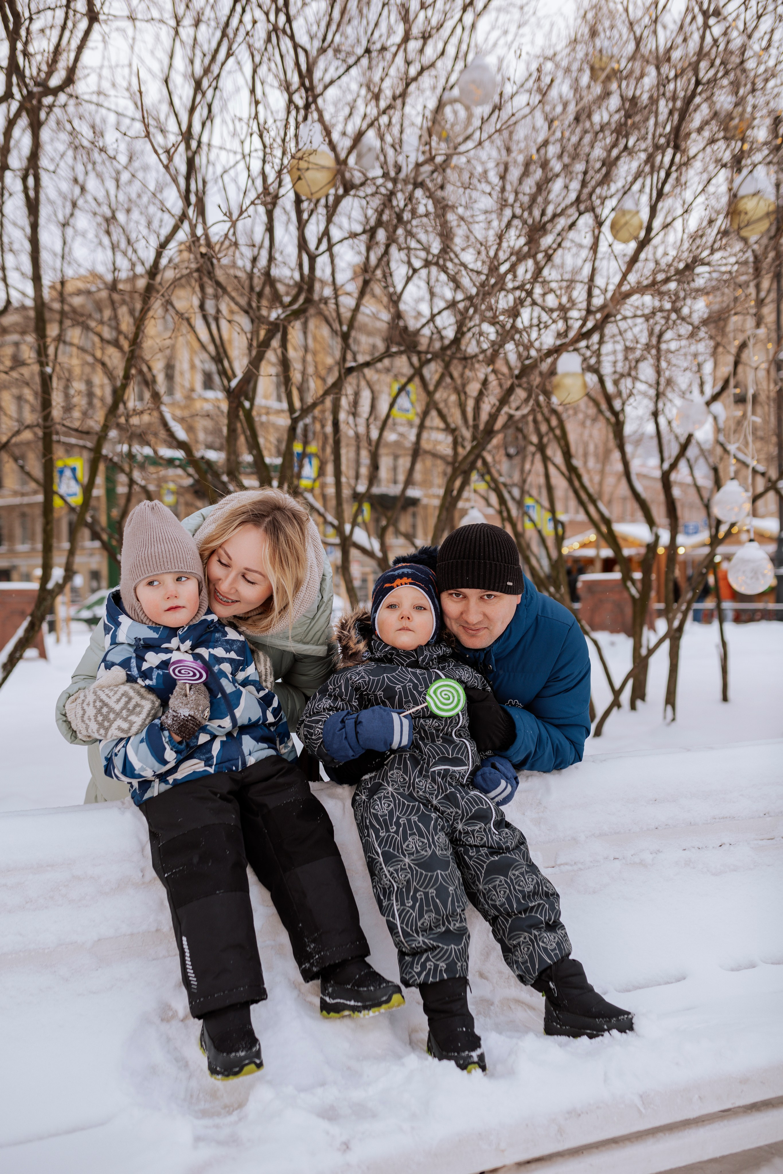 Семейная, Манежная площадь
