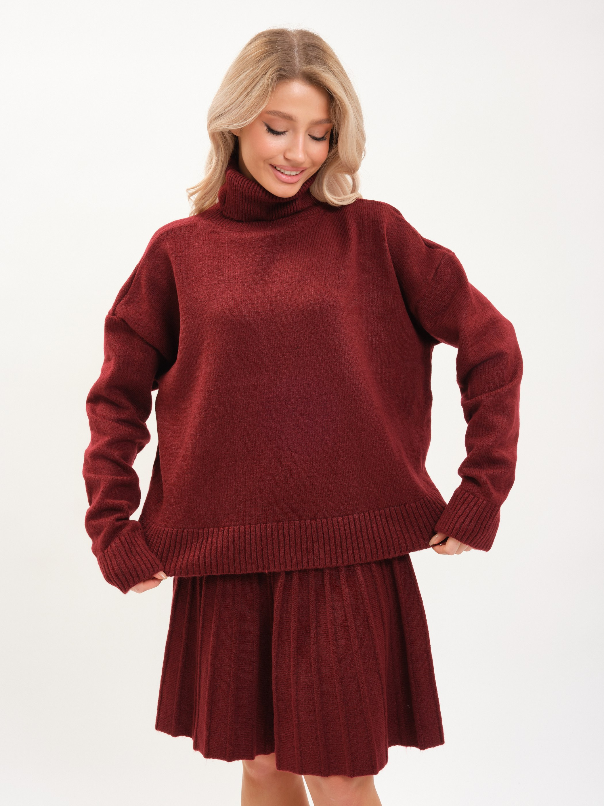 Блондинка в красном свитере и юбке