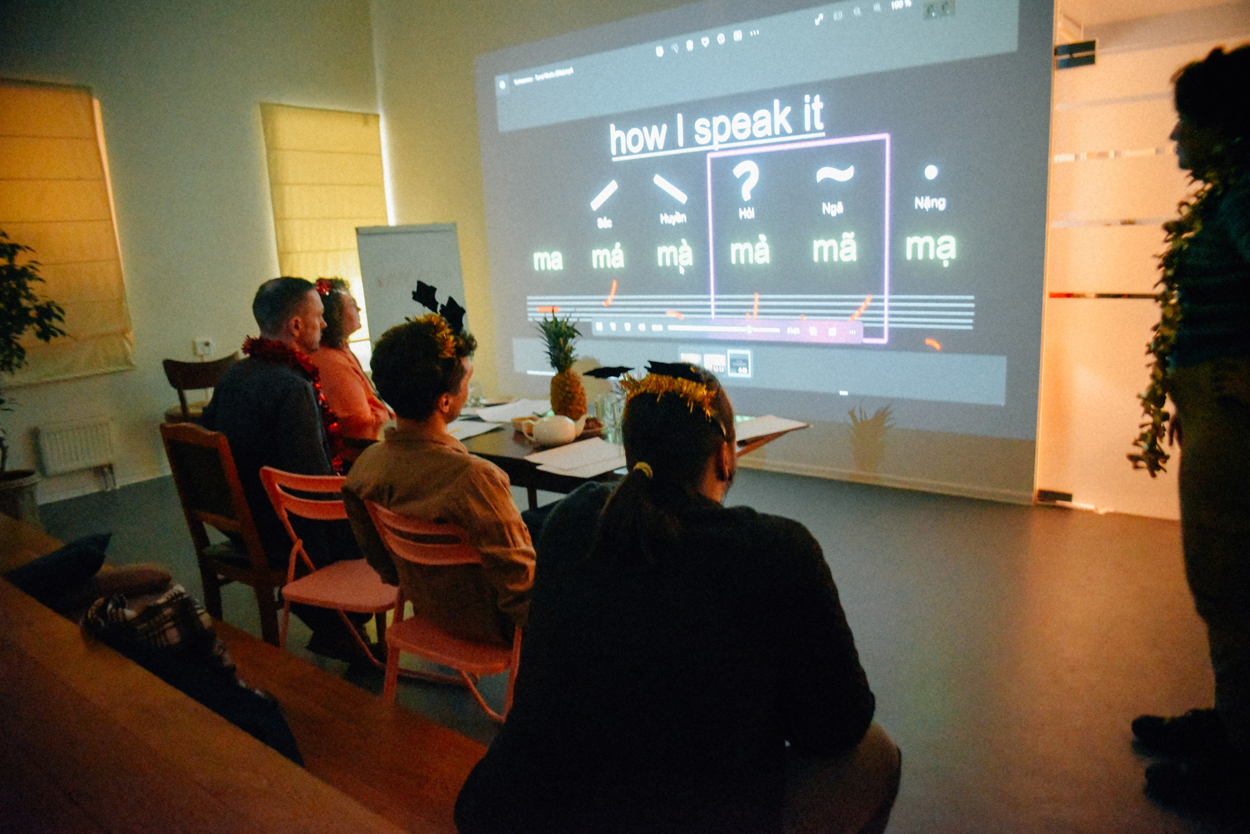 ЧТО ТЫ МЕЛЕШь Вечер вьетнамского караоке. Фотограф Лола Волна, город Москва