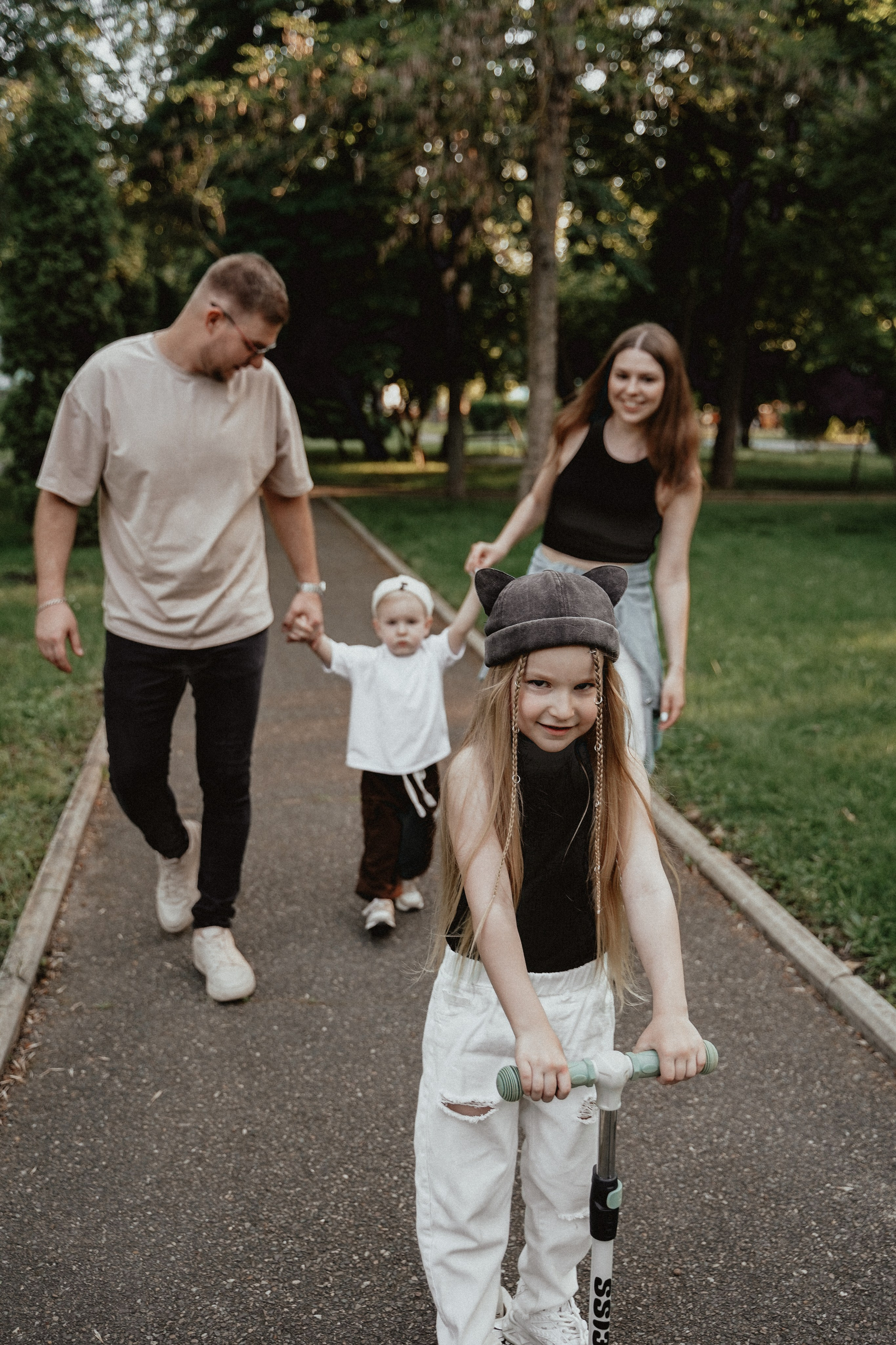 Семейная фотосессия со скейтом и самокатом. Семейный и женский фотограф в Краснодаре Анастасия Приймак