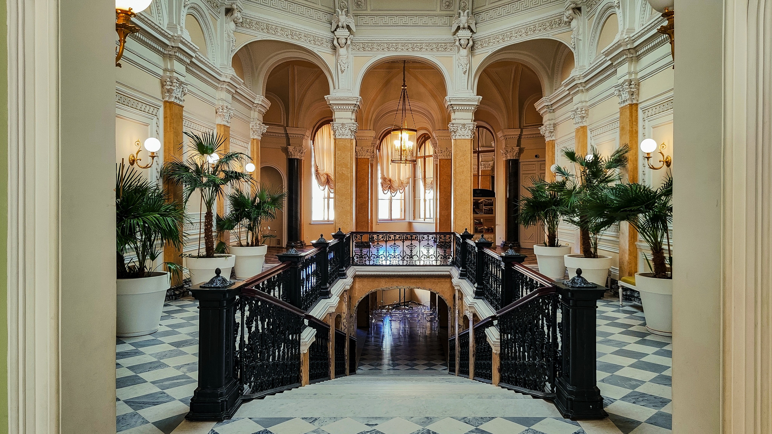 Мраморная лестница, расположенная в Арсенальном каре Гатчинского дворца
