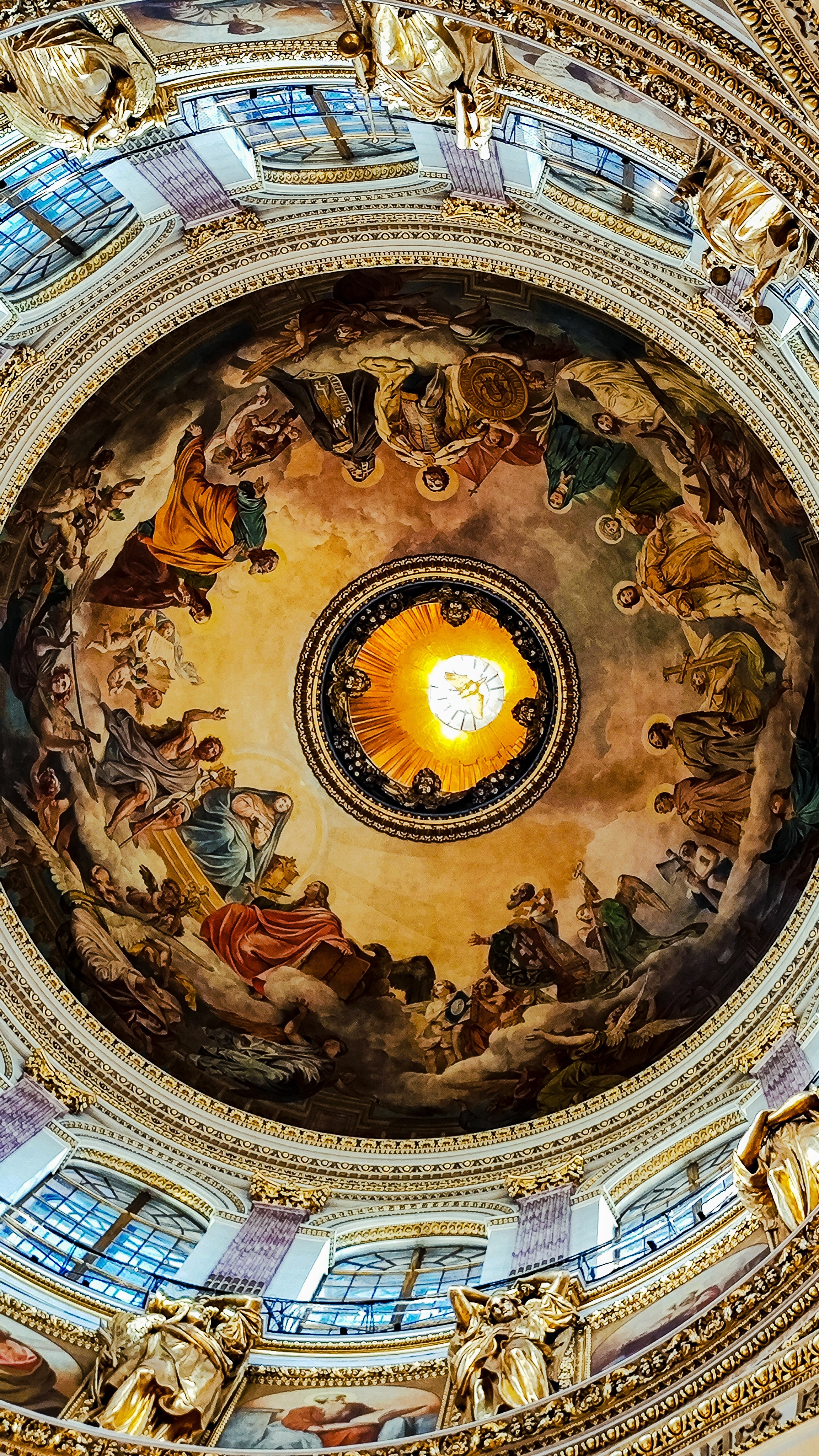 Серебряный голубь, висящий под куполом Исаакиевского собора в Санкт-Петербурге