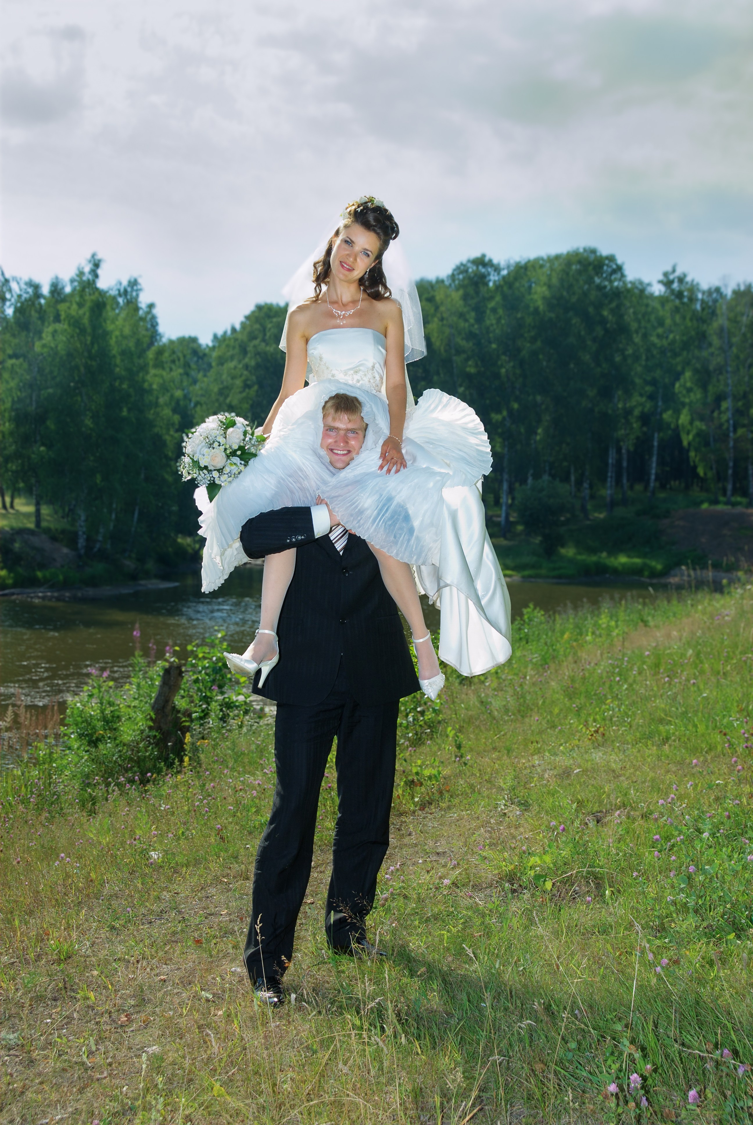 Жених посадил невесту на плечи и позирует фотографу
