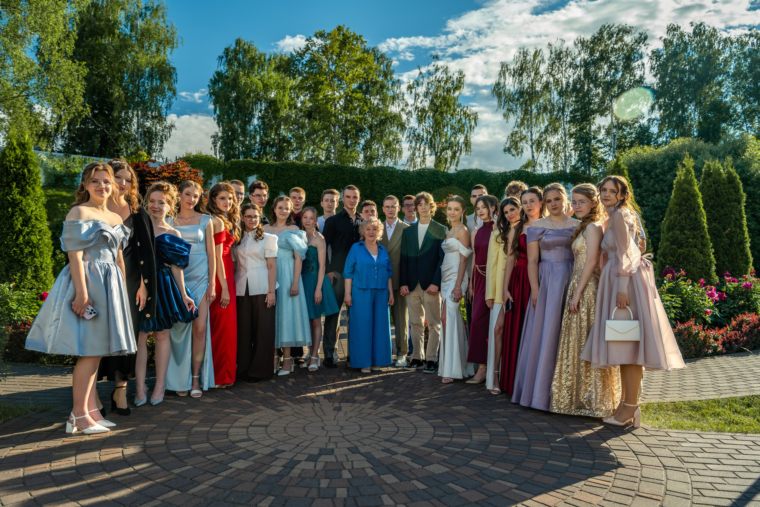 Групповая фотография в парковой зоне ресторана Городок в Кохме