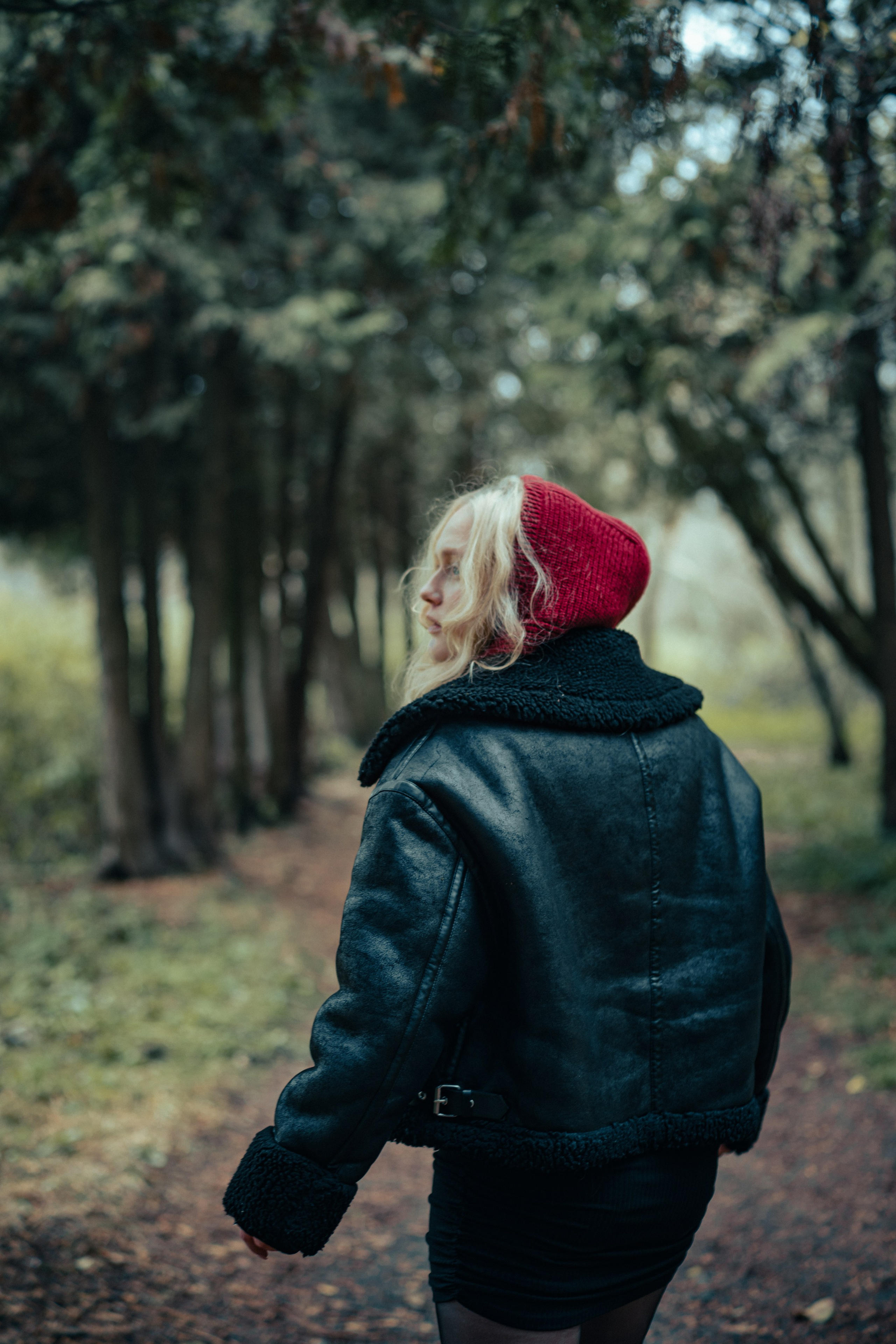 Катя в лесу