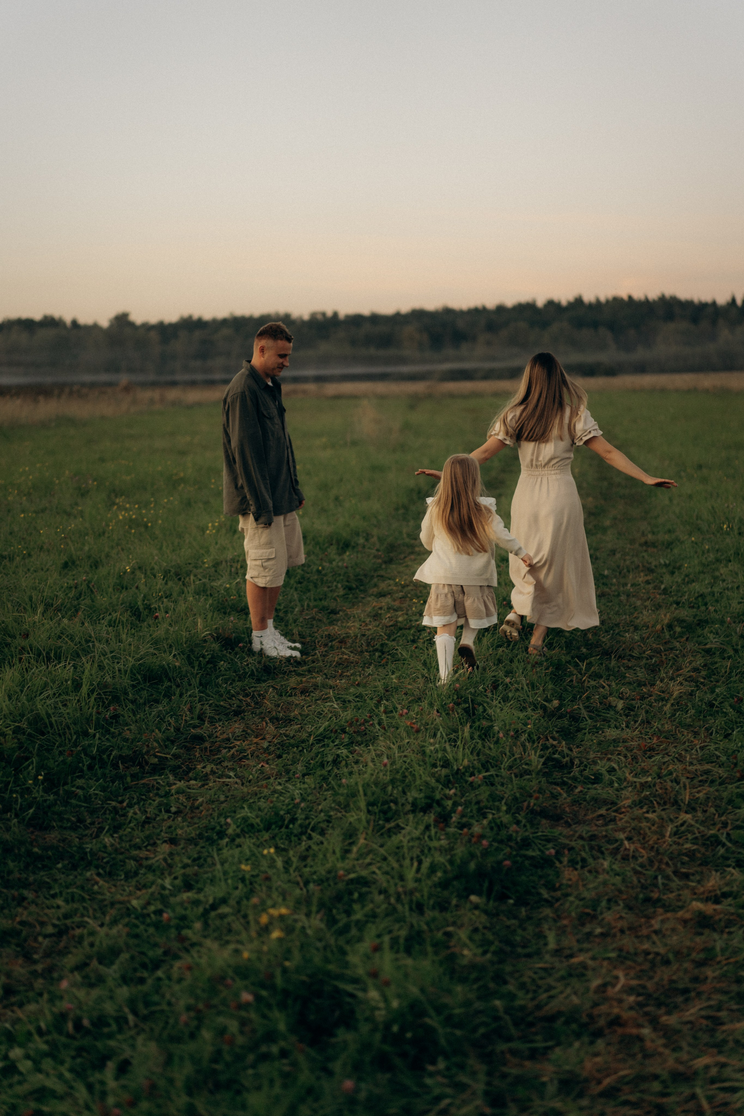 Летний вечер в поле. Семейный lifestyle фотограф в Москве Рената Рафикова