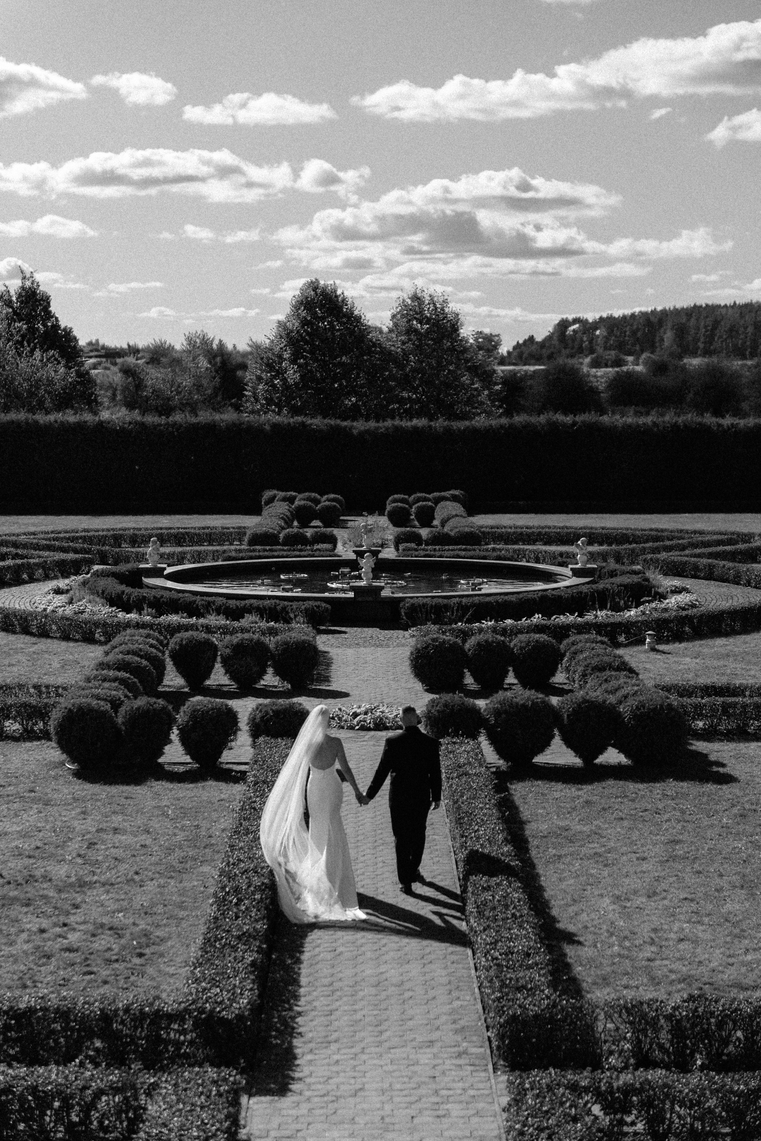 Wedding day in VERSAL PARK. Wedding PHOTOGRAPHER Andrew Vnukov