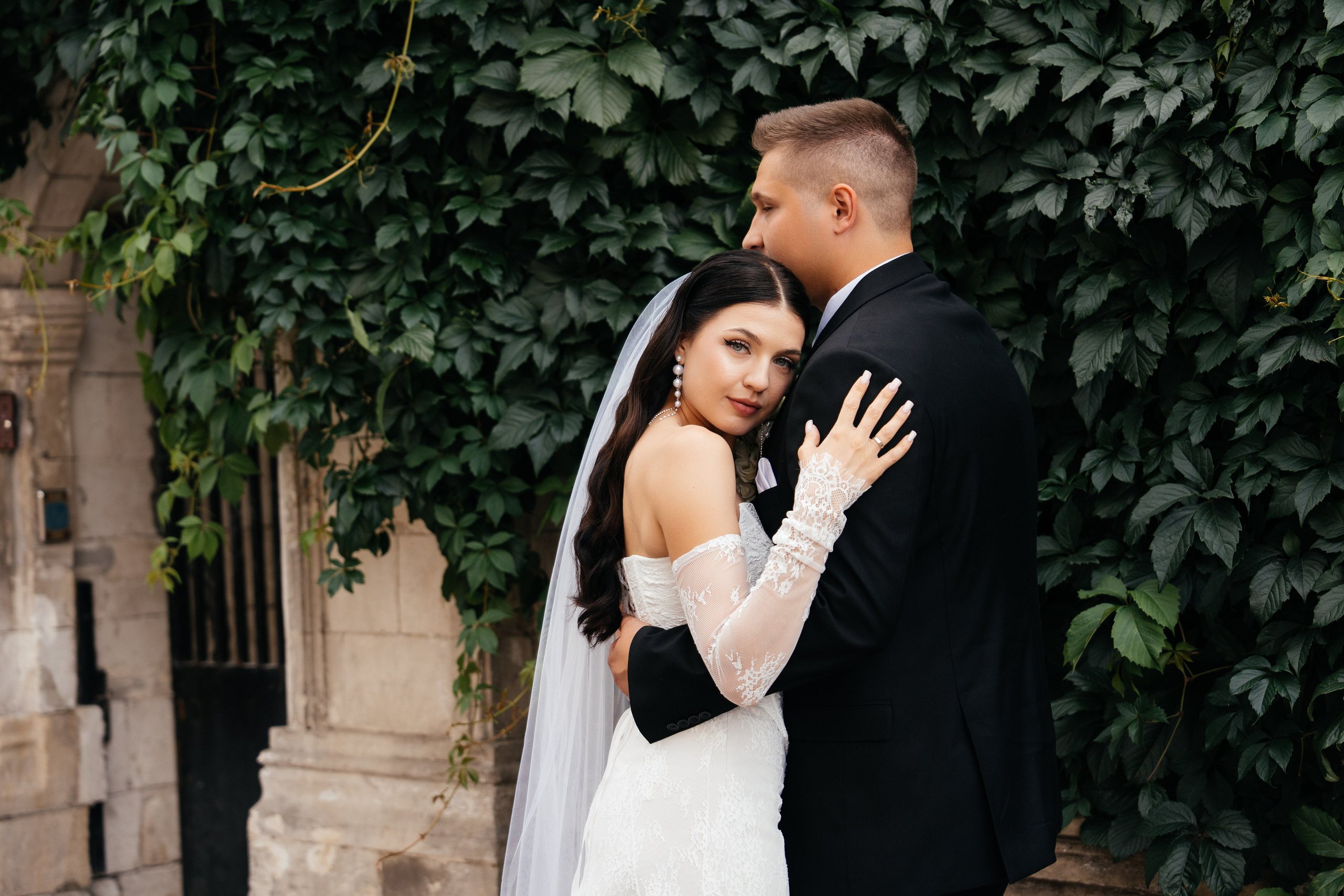 Свадебная фотосессия в Москве у высотки на Котельнической набережной. Свадебный фотограф в Москве Анна Полушина