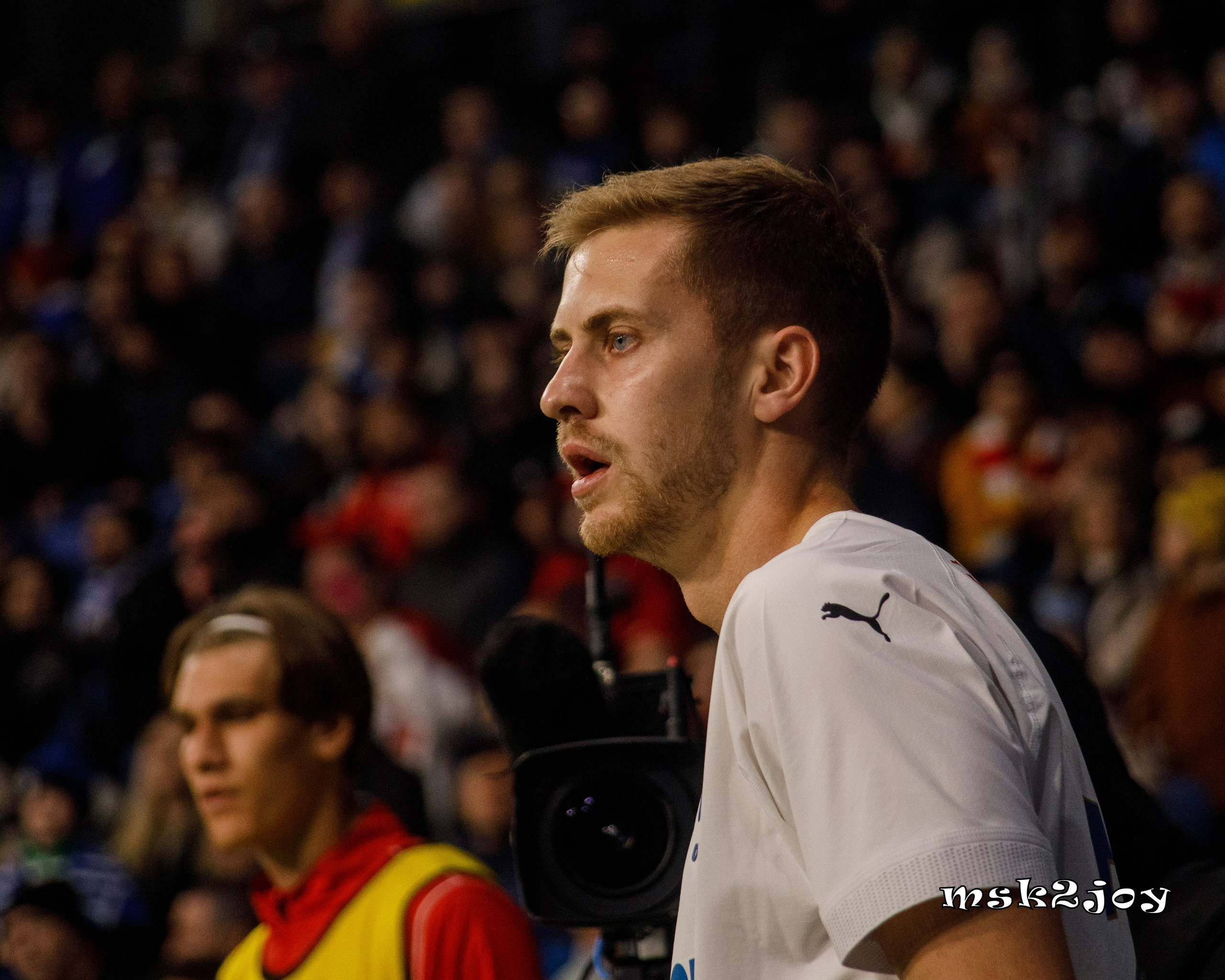 Полузащитник футбольного клуба Динамо Москва Даниил Фомин готовится подавать угловой. Фотограф - Михаил Тоцкий.