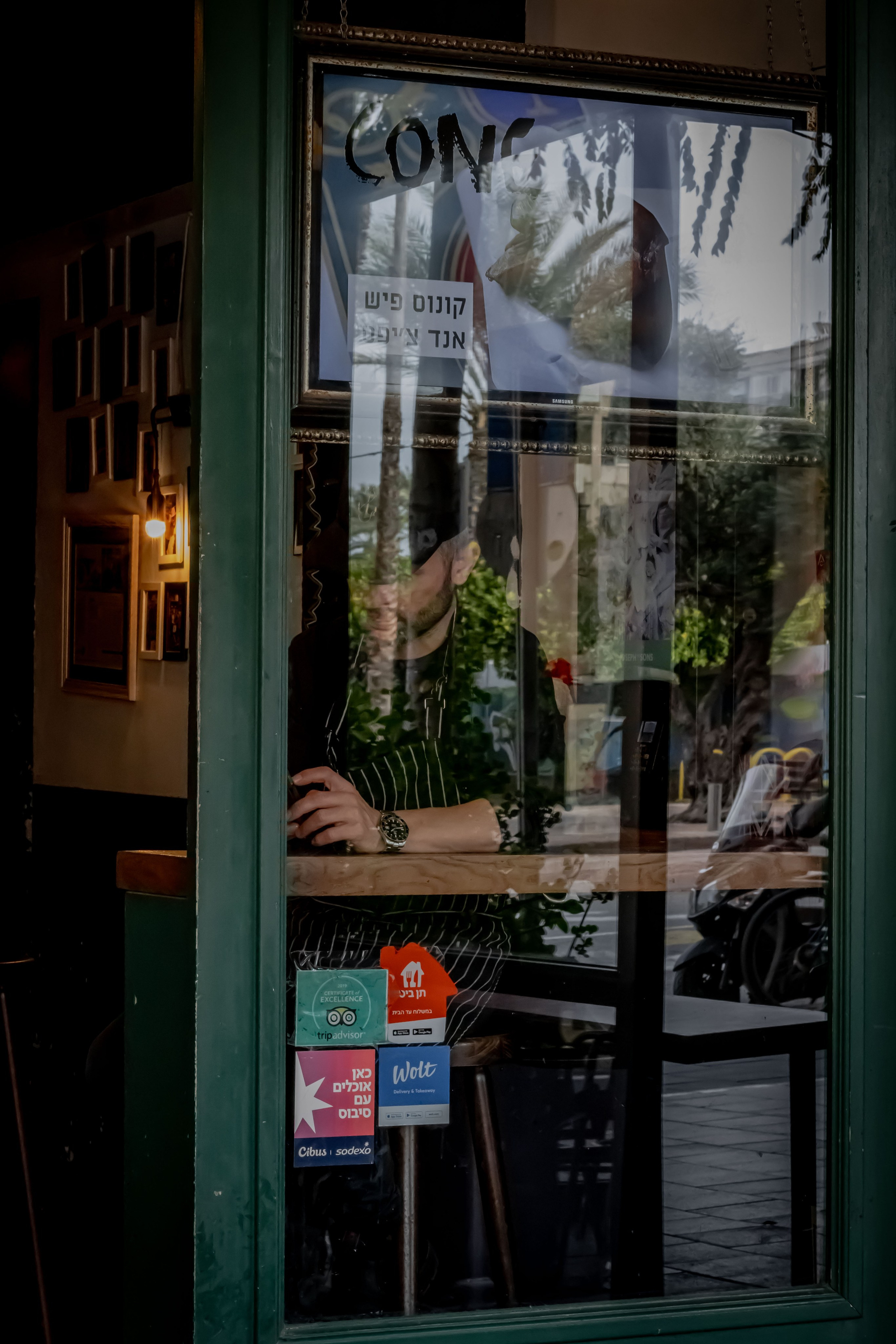 человек в кафе, парень сидит за стеклом