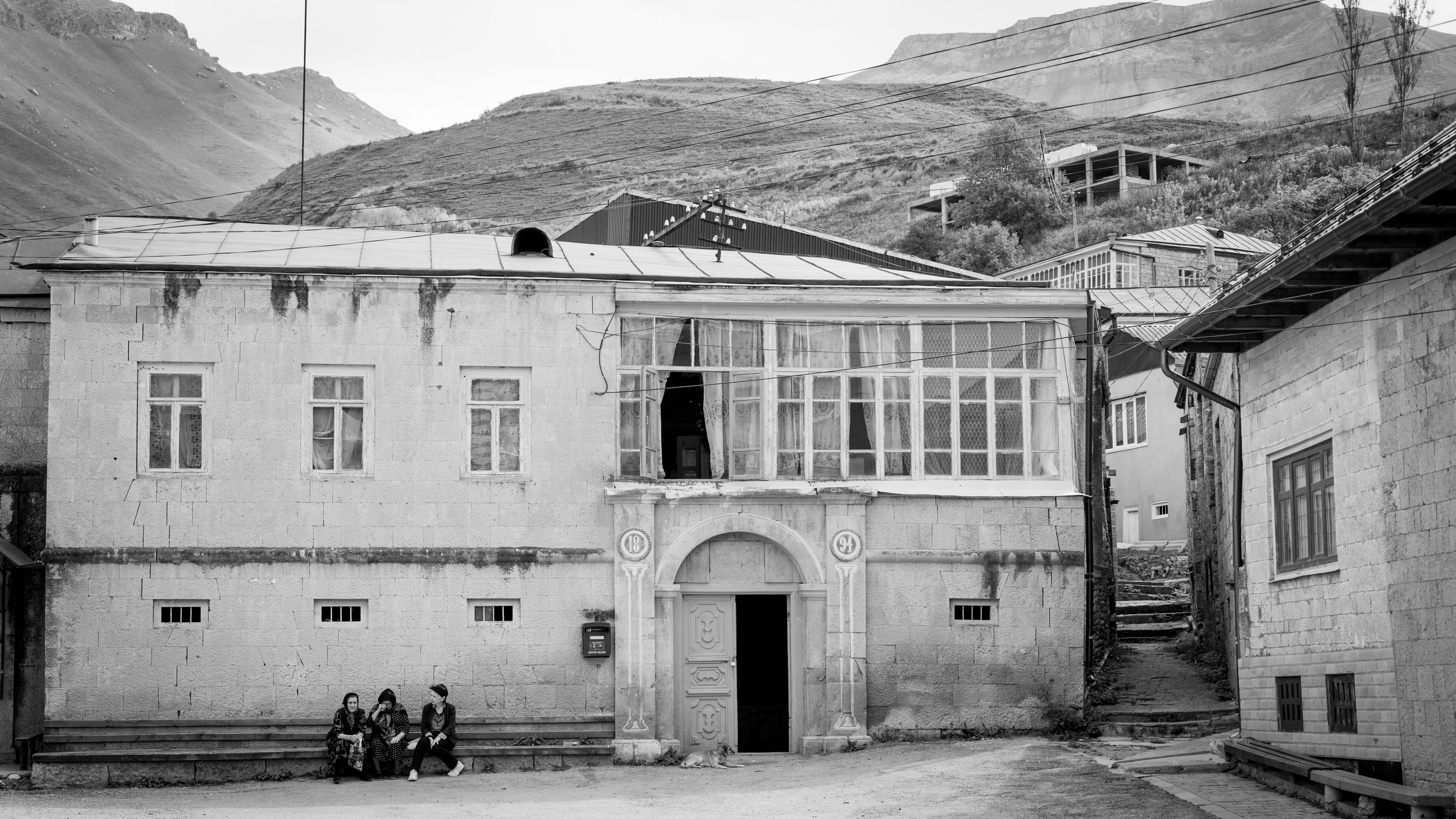 УЛИЦЫ. ПОБУДЬ ЗДЕСЬ И ЦЕЛЕЕ БУДЕТ ЭТОТ МИР