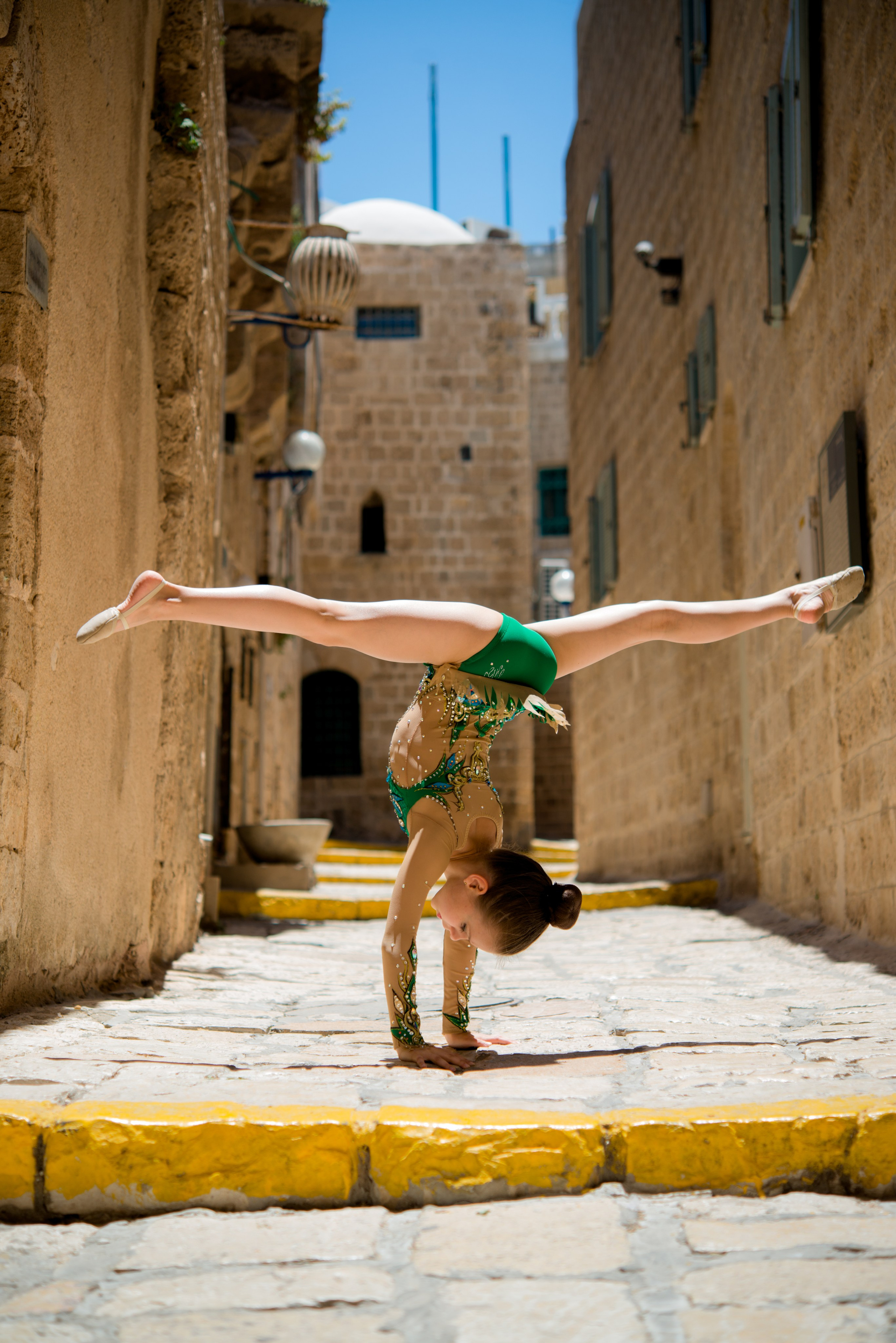 Фотосессия девочки-гимнастки в старом городе. Главная