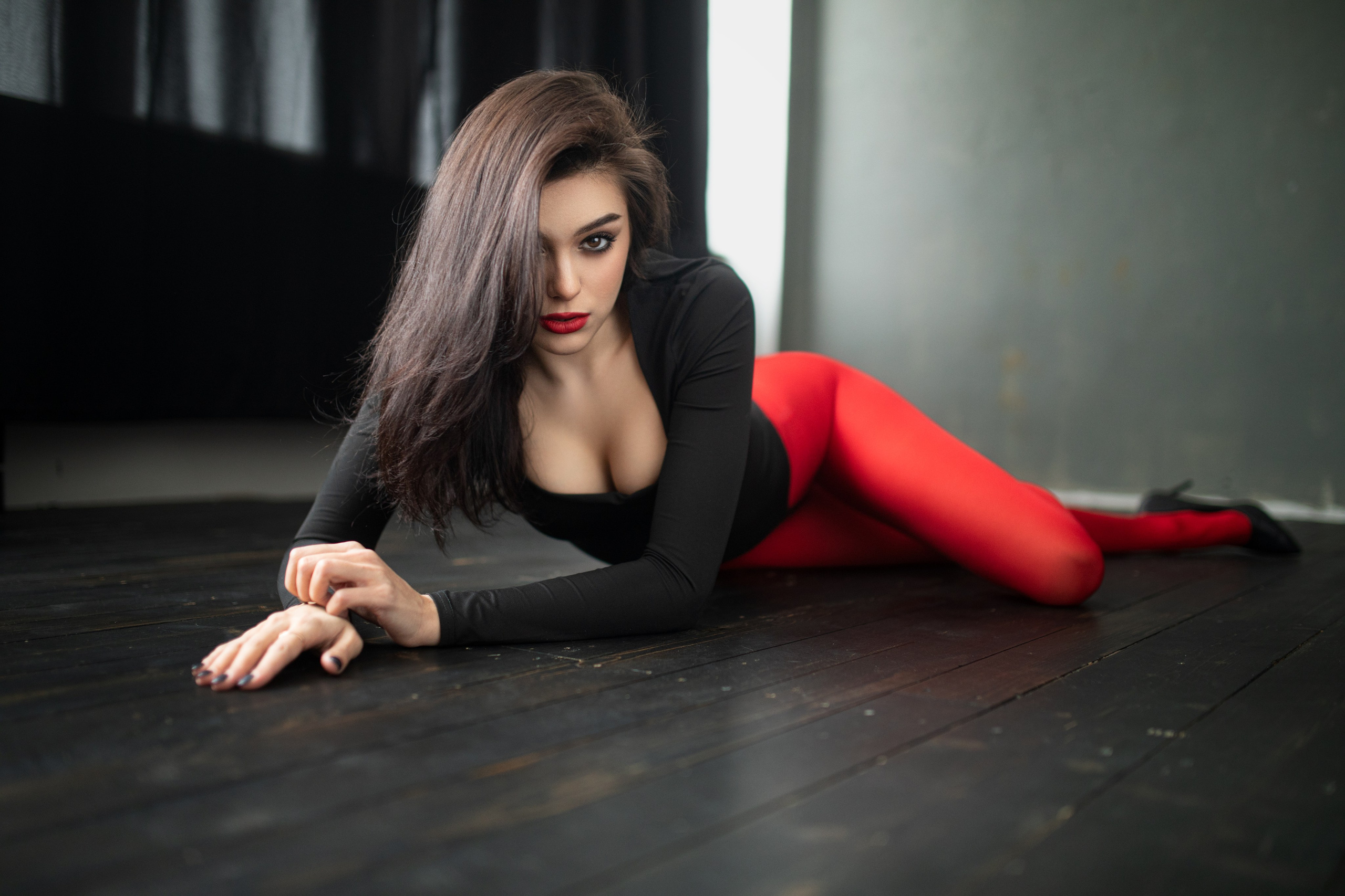 Фотосет с Марианной в студии с минимальным интерьером в формате для «себя»