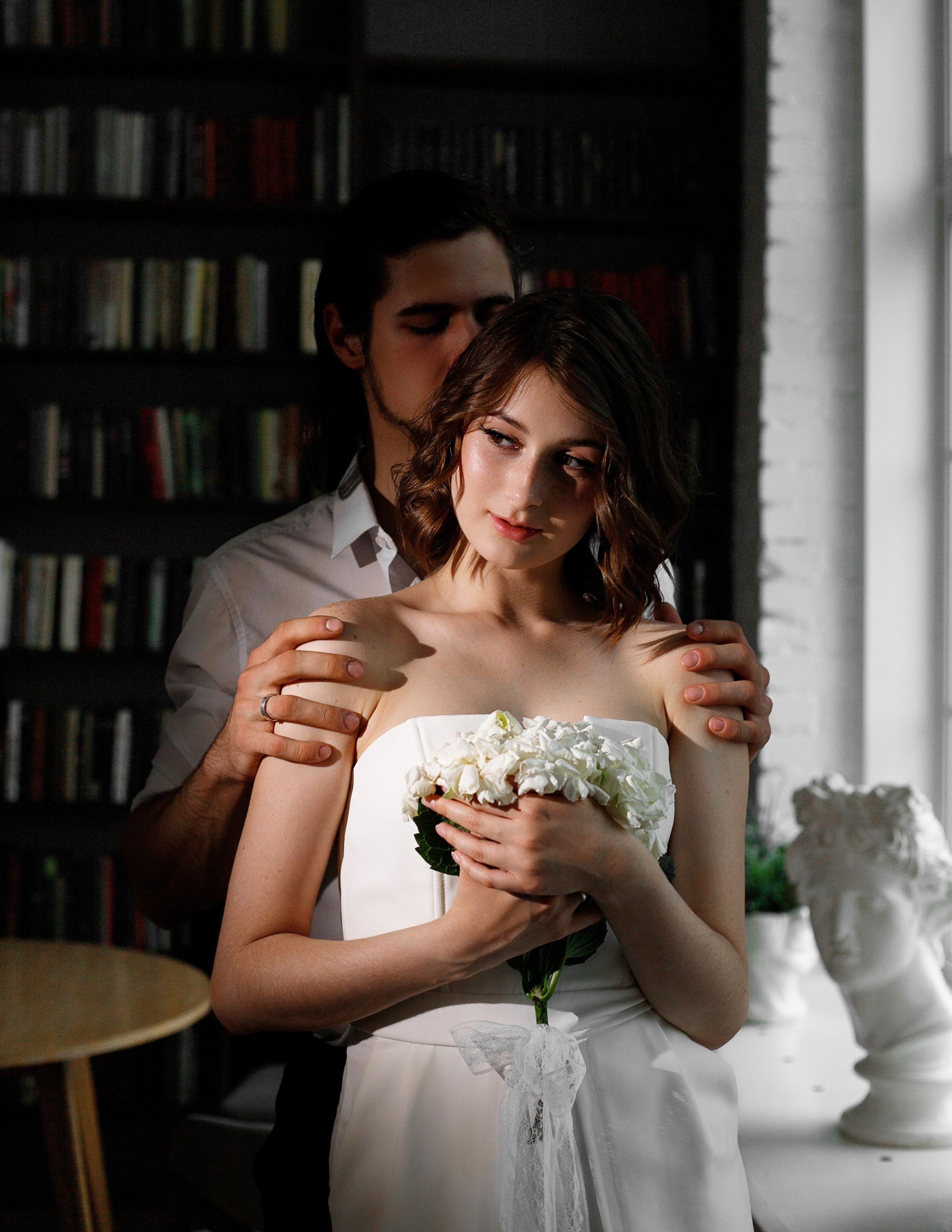 Магия свадебного дня в Новосибирске, свадебная лавстори в студии и на уличной локации. Фотограф Ольга Баранова