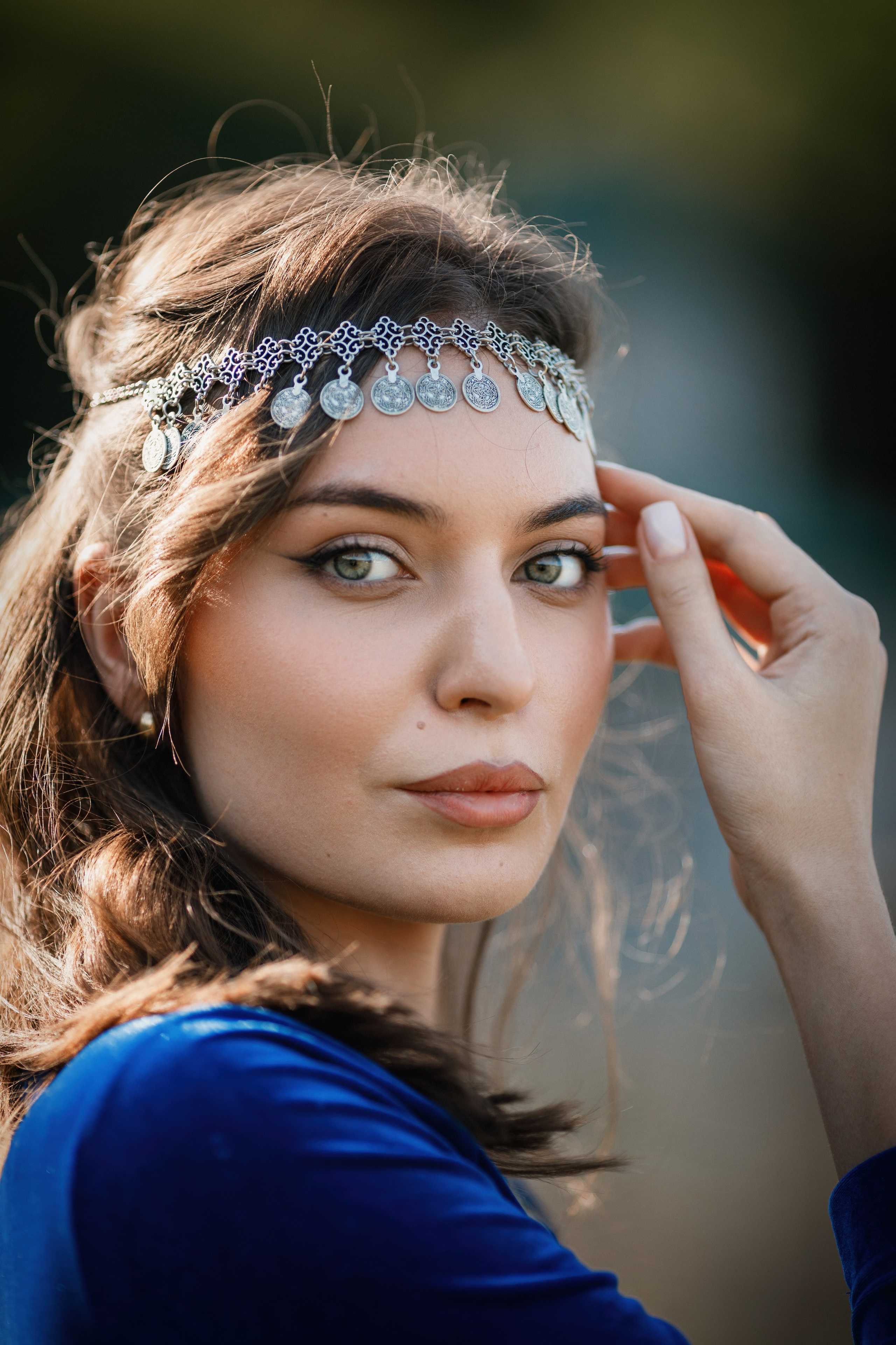 Индивидуальная фотосессия в горах, в армянском национальном платье. Фотограф во Владикавказе Юрий Геворгизов