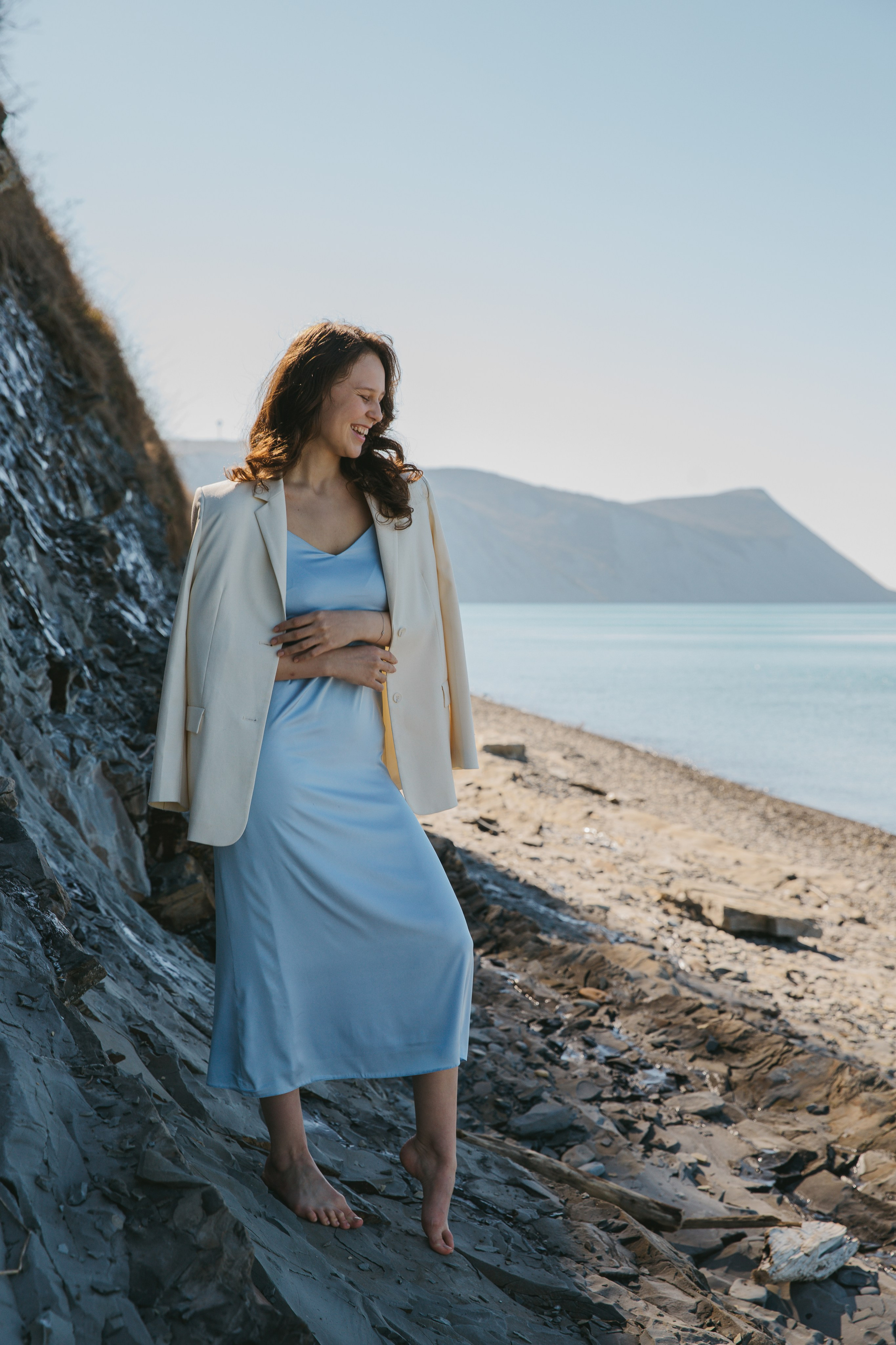 На галечном пляже