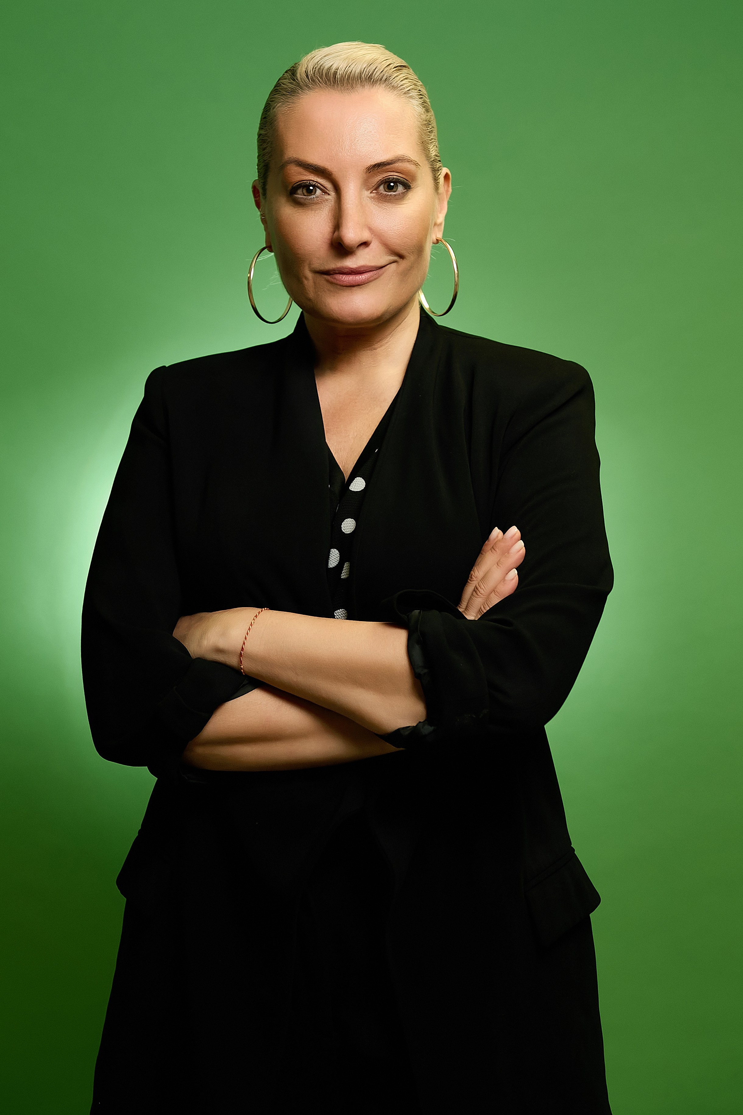 Женщина в пиджаке на зеленом фоне