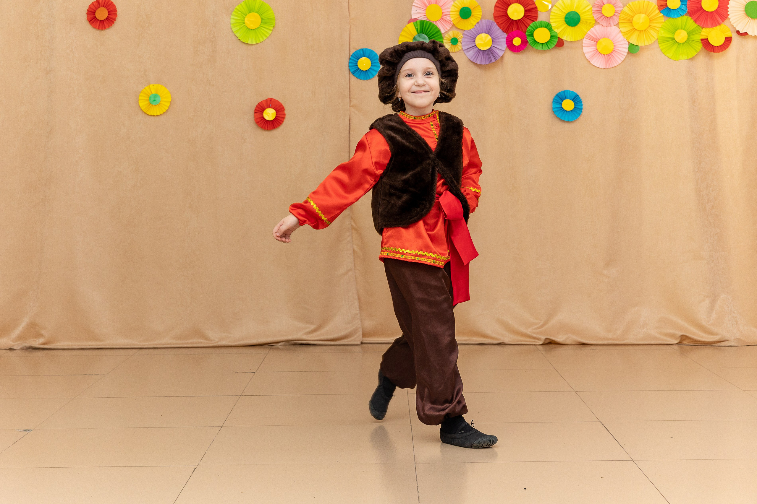 Выступление танцевального коллектива Браво. Выпускные альбомы во Владивостоке