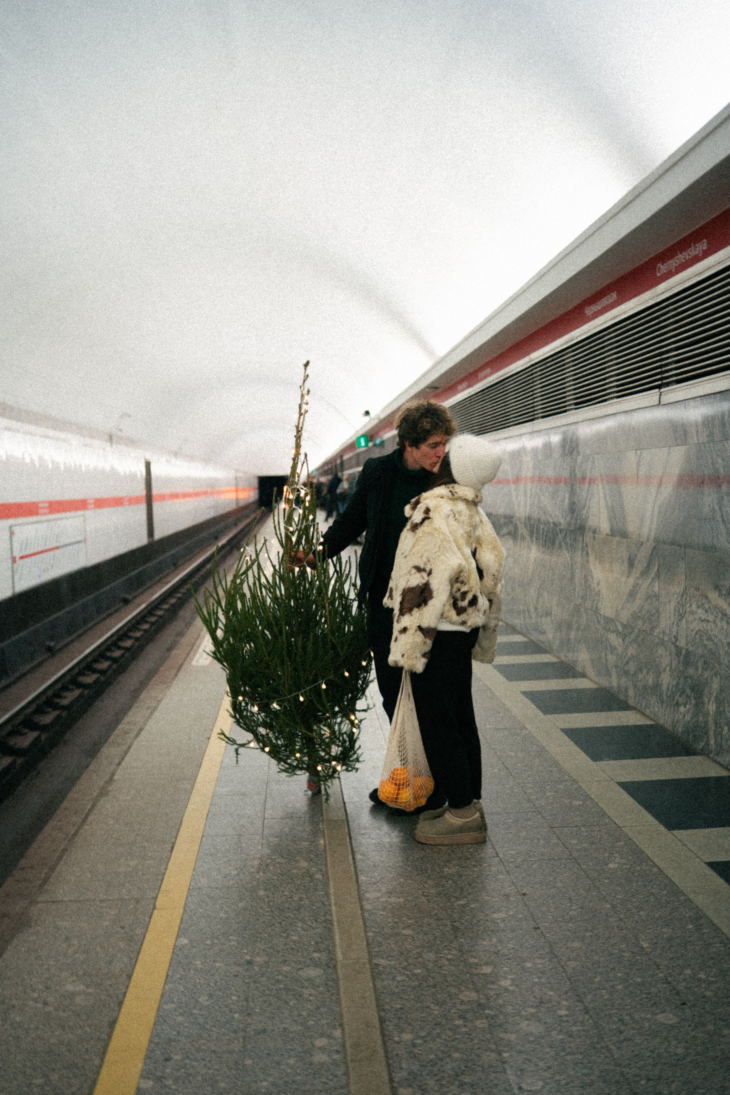 НОВОГОДНЯЯ ПРОГУЛКА ПАРЫ ПО ЧЕРНЫШЕВСКОЙ ПЕРЕД НОВЫМ ГОДОМ. Профессиональный фотограф, Санкт-Петербург — Виктория Богомолова