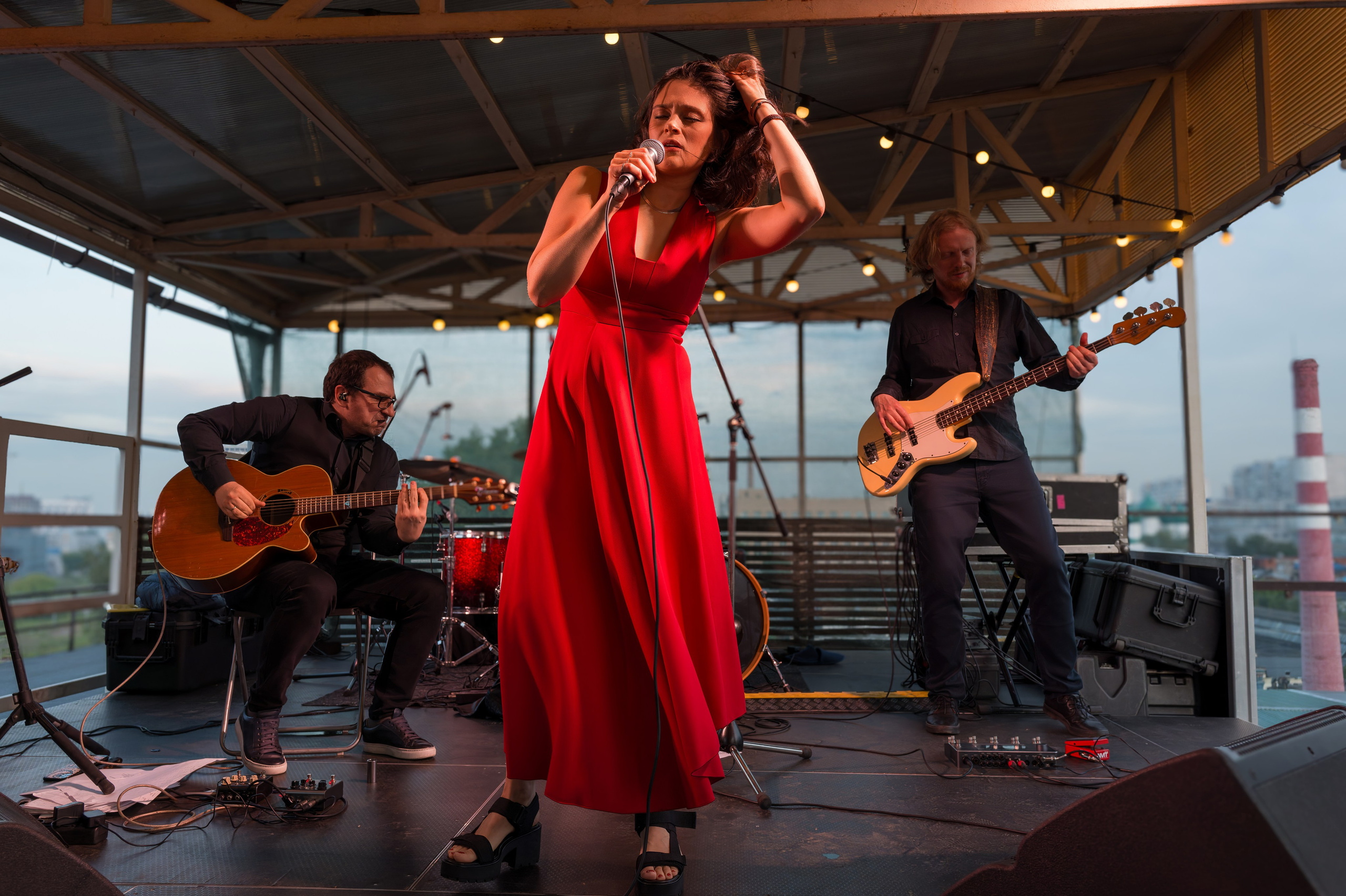 Женя Любич — летний концерт в Москве на крыше 6 июня 2024 года. Сайт фотографа Сергея Абрамова