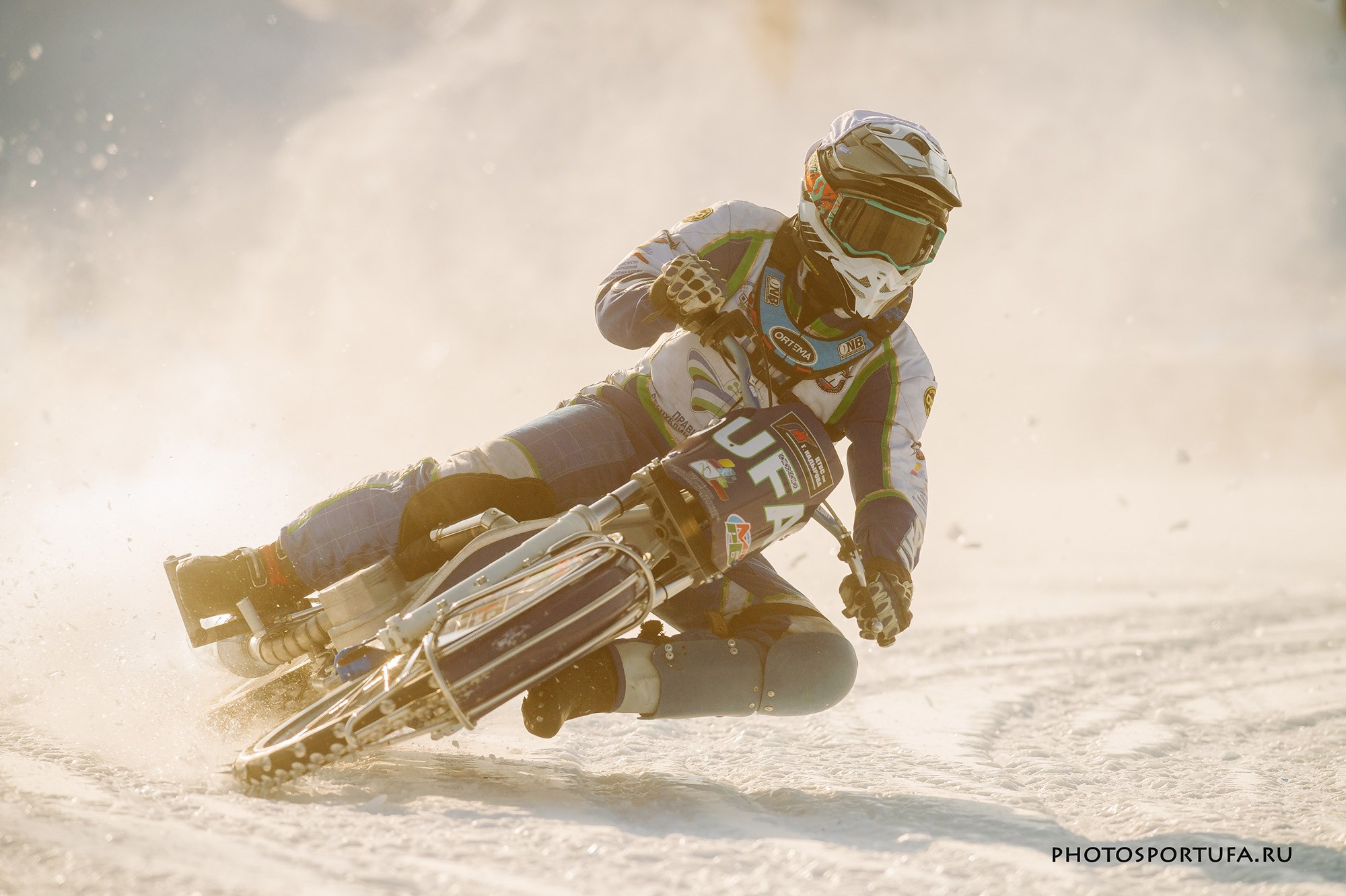Мотогонку на льду. Спортивный фотограф в Уфе Евгений Буров