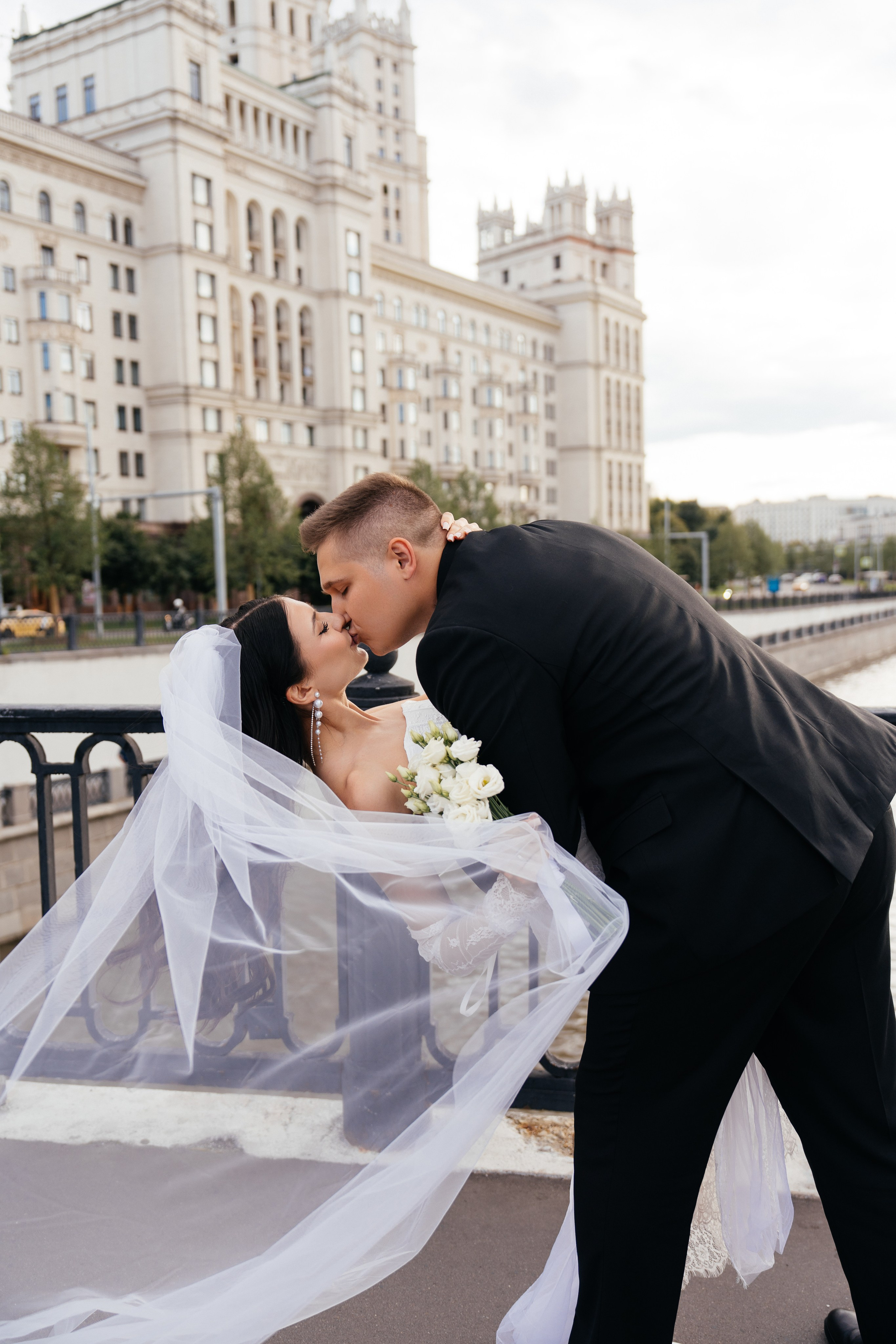 Свадебная фотосессия в Москве у высотки на Котельнической набережной. Свадебный фотограф в Москве Анна Полушина