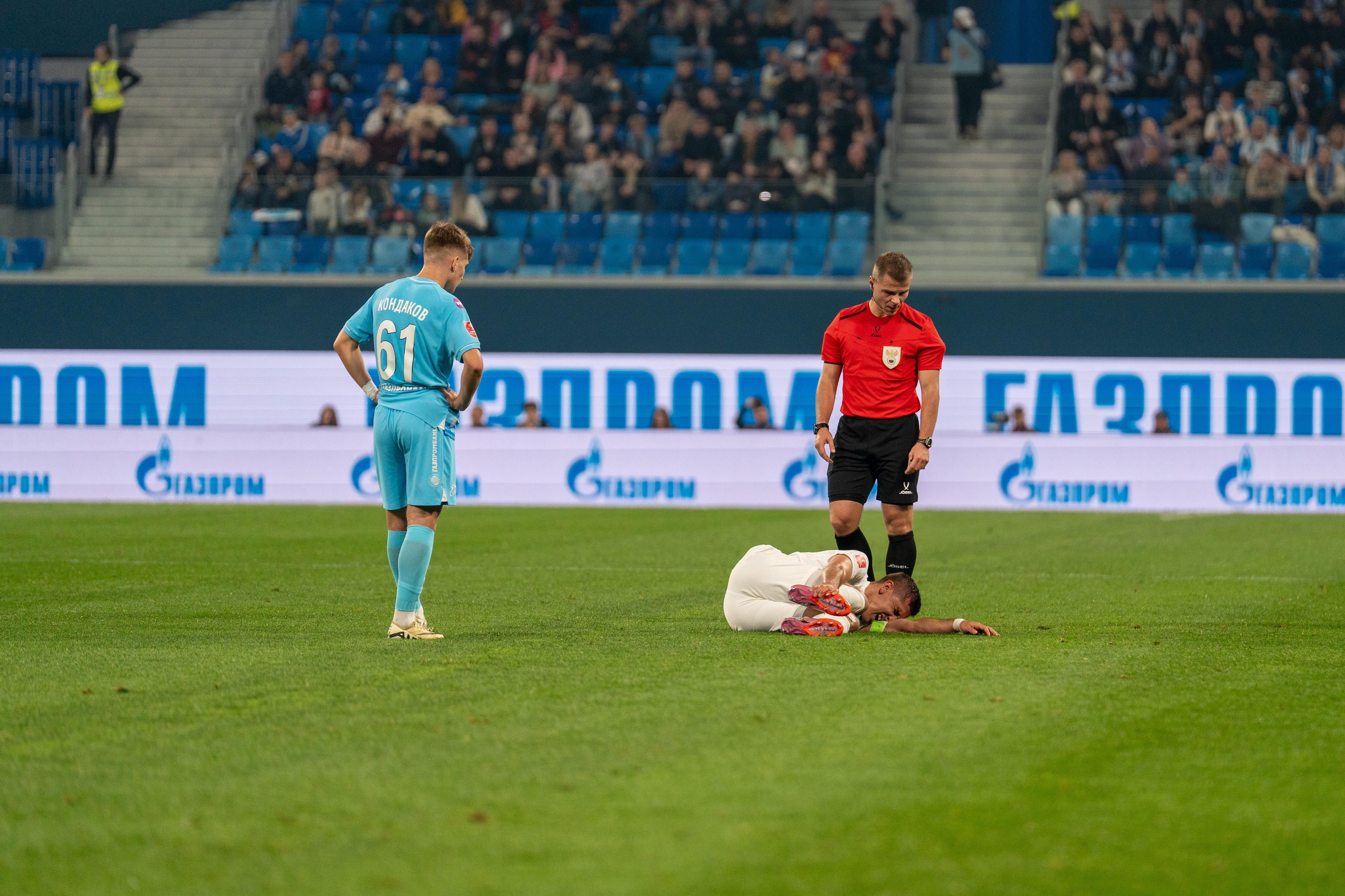 Репортажный фотограф спорт съемка фиксирует упавшего игрока