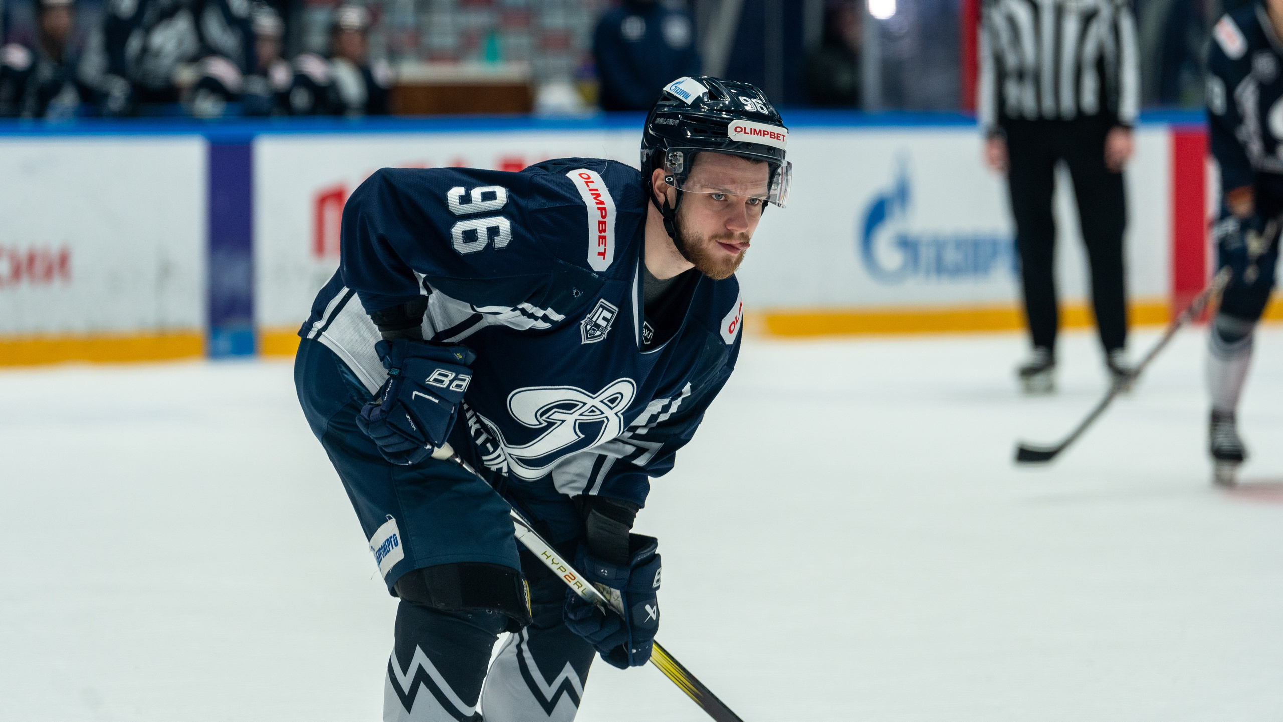 Игрок «Динамо» готовится к вбрасыванию в напряжённой атмосфере матча. Репортажная спортивная фотосъёмка, Санкт-Петербург.