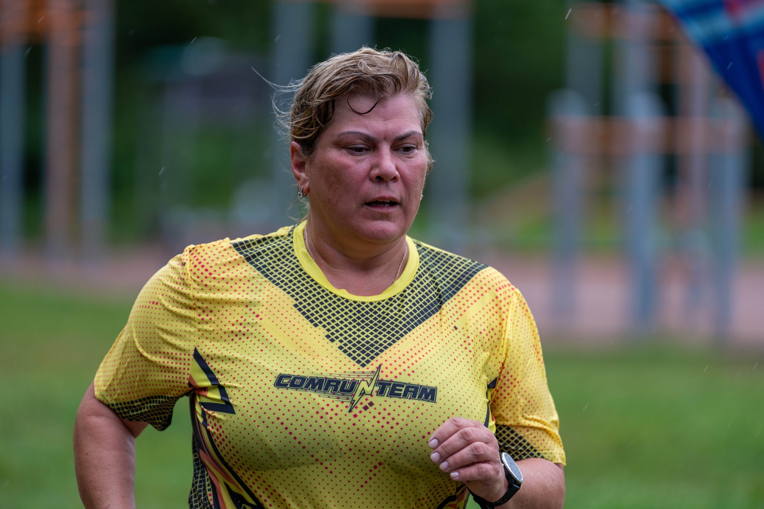 Бегунья на «5 вёрст» на Елагином острове – спортивный фотограф Санкт-Петербург