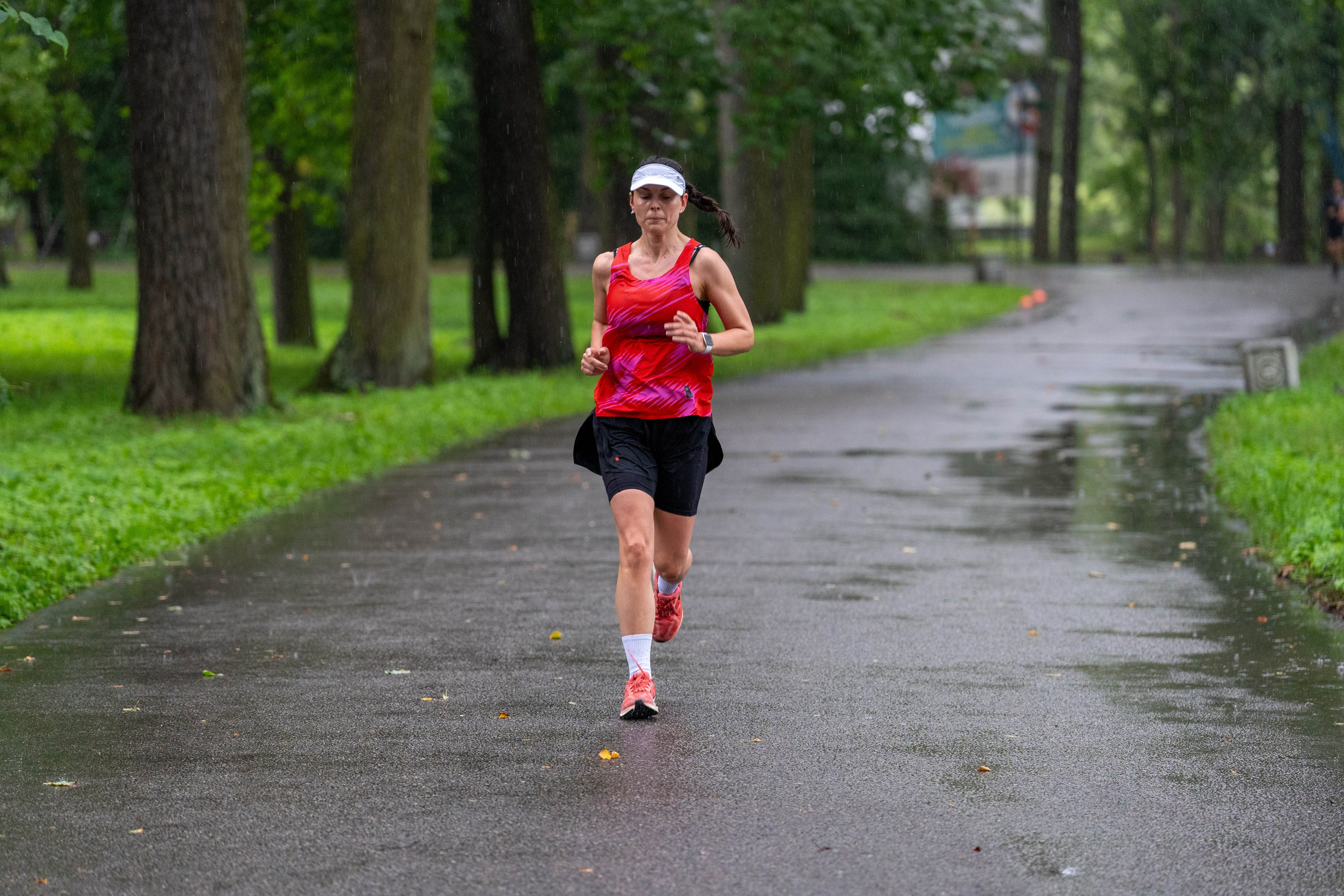 Бегунья на пробежке «5 вёрст» на Елагином острове, спортивный фотограф СПб