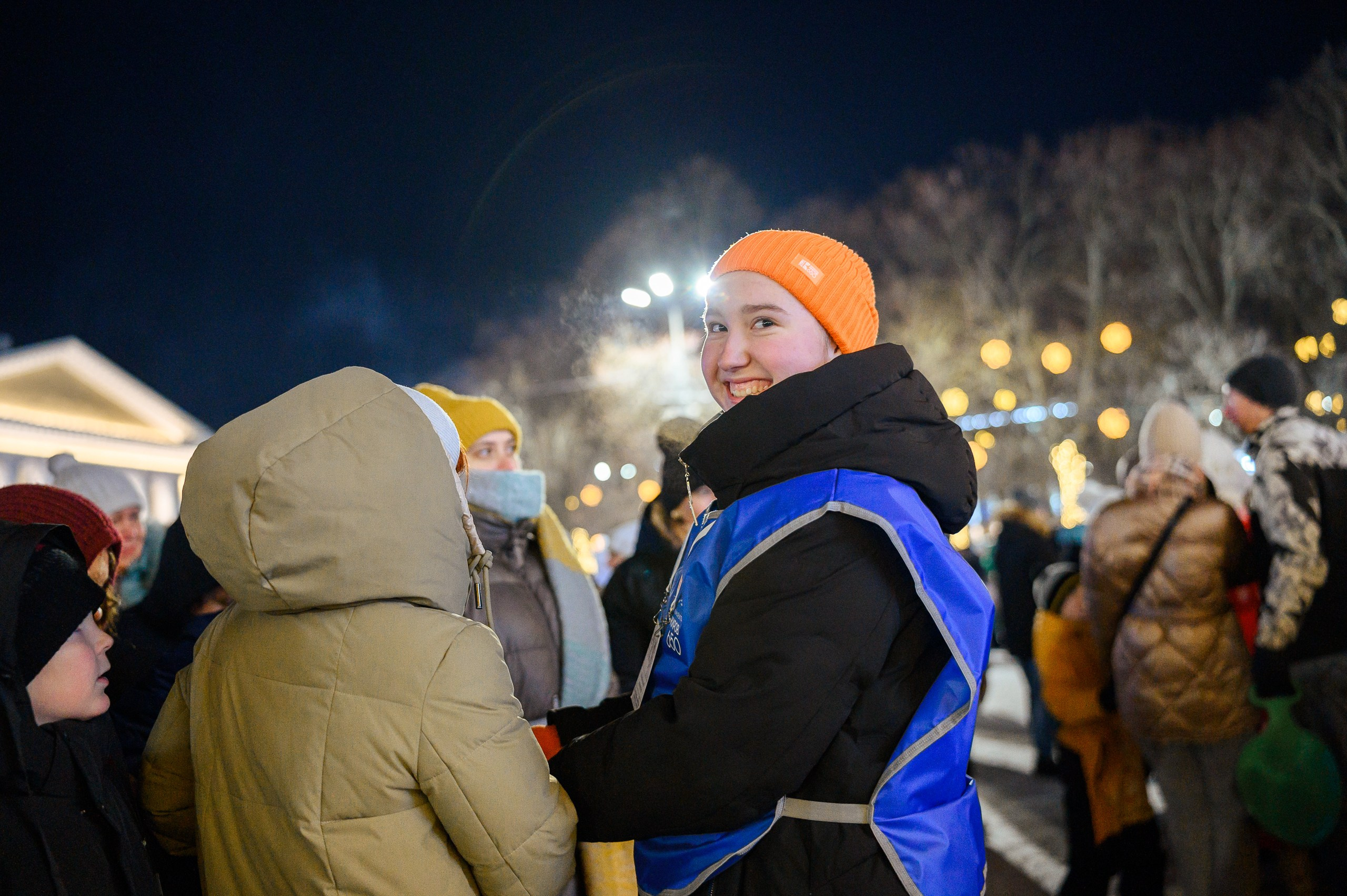 Новогодние волонтеры | Открытие Новогодней столицы Кирова 2025. Репортажный фотограф в Кирове Александр Лутошкин