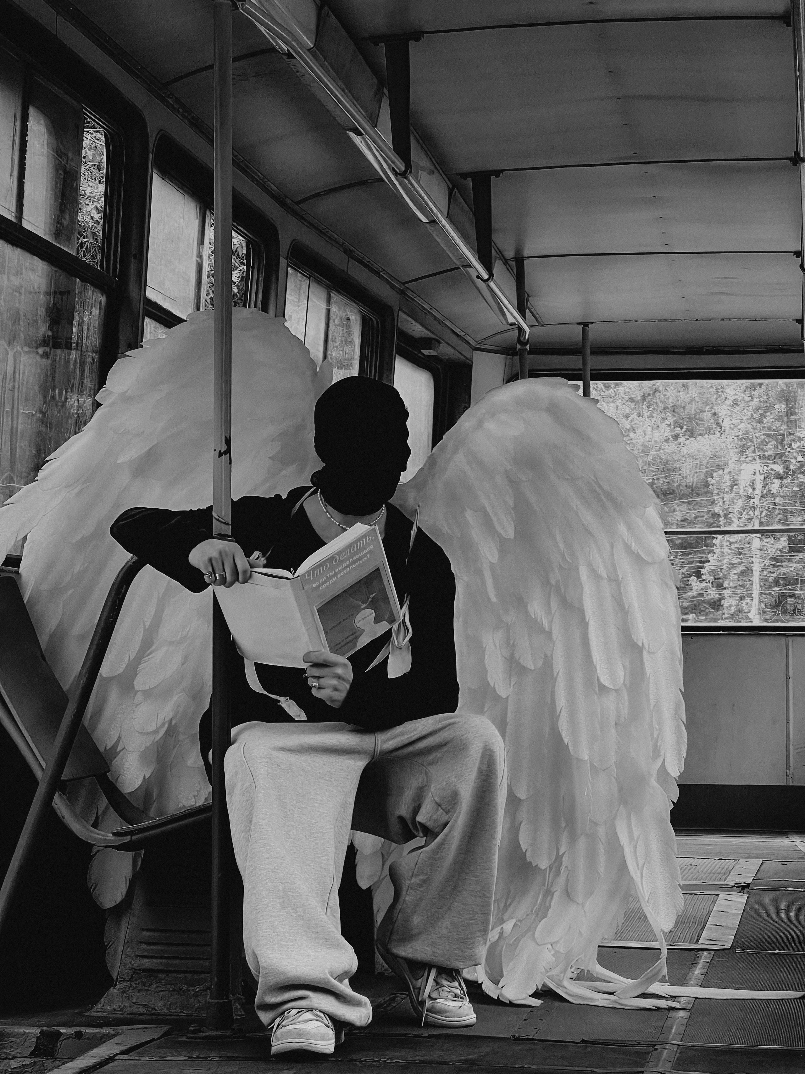 Парень с крыльями в черной маске в трамвае Саратов