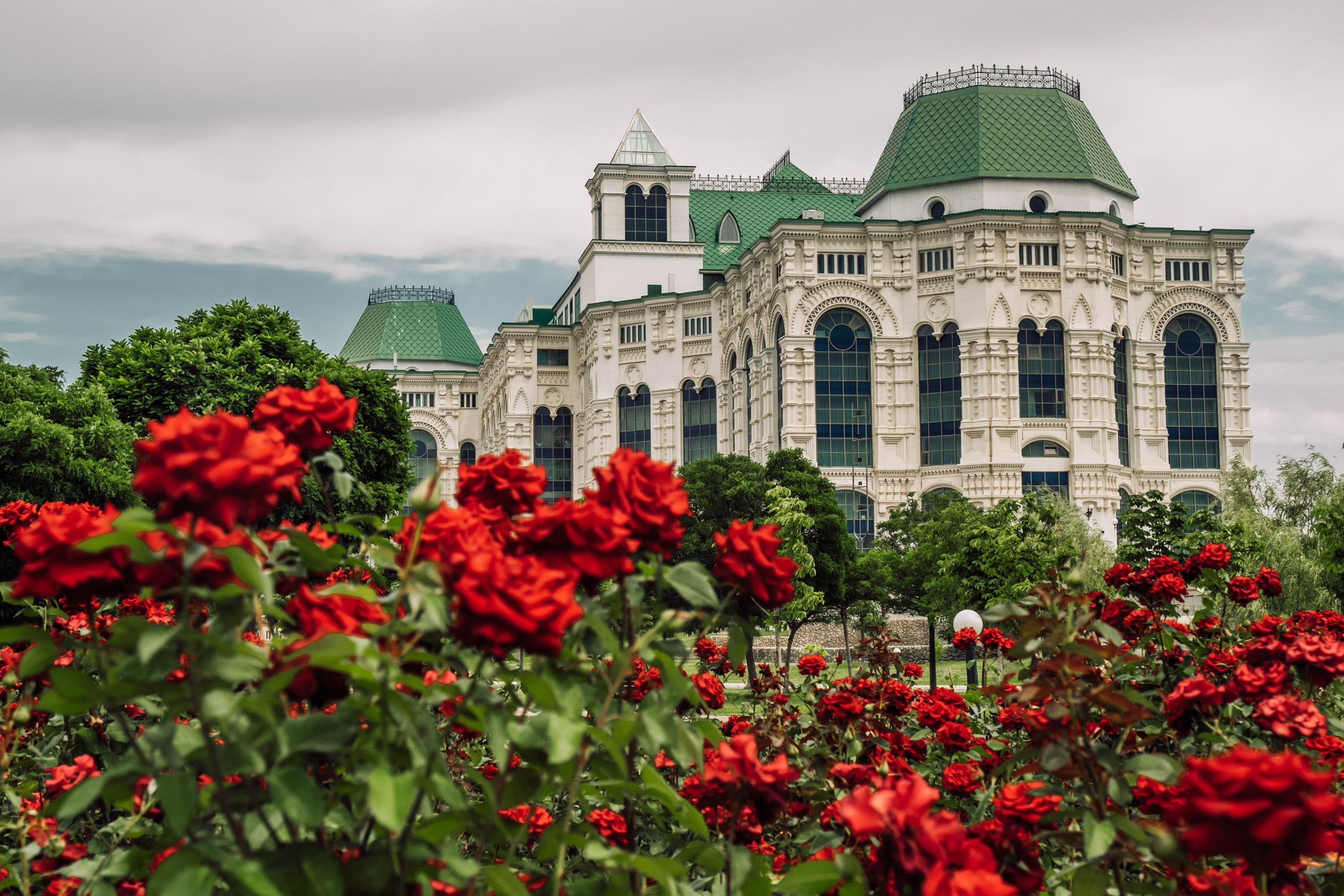 Театральный парк перед дождем. Фотограф Анатолий Деникин