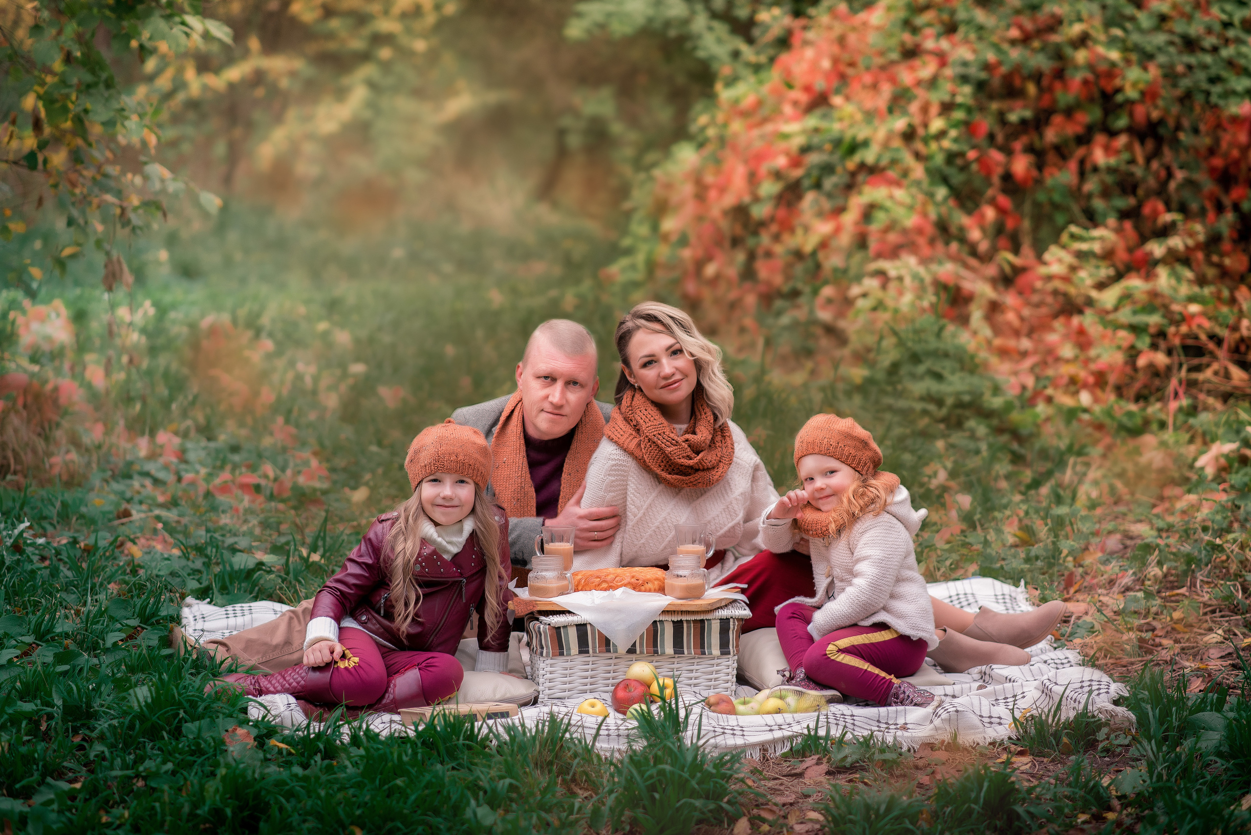 Семейная фотопрогулка в Алматы. Фотограф в Алматы Новгородская Мария