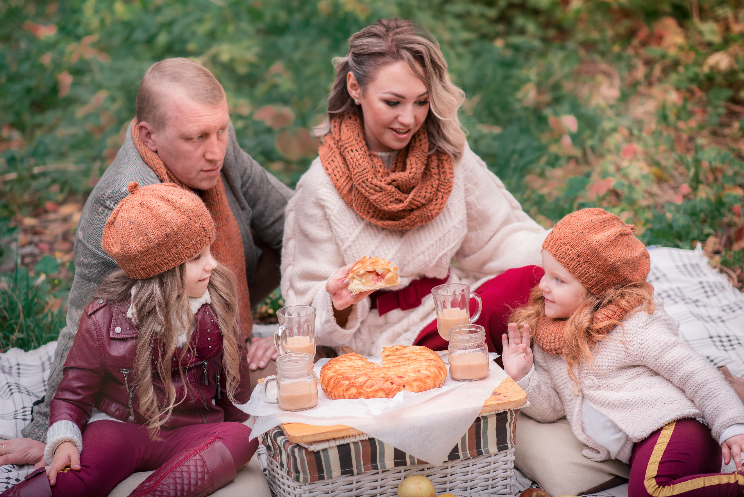 Семейная фотопрогулка в Алматы. Фотограф в Алматы Новгородская Мария