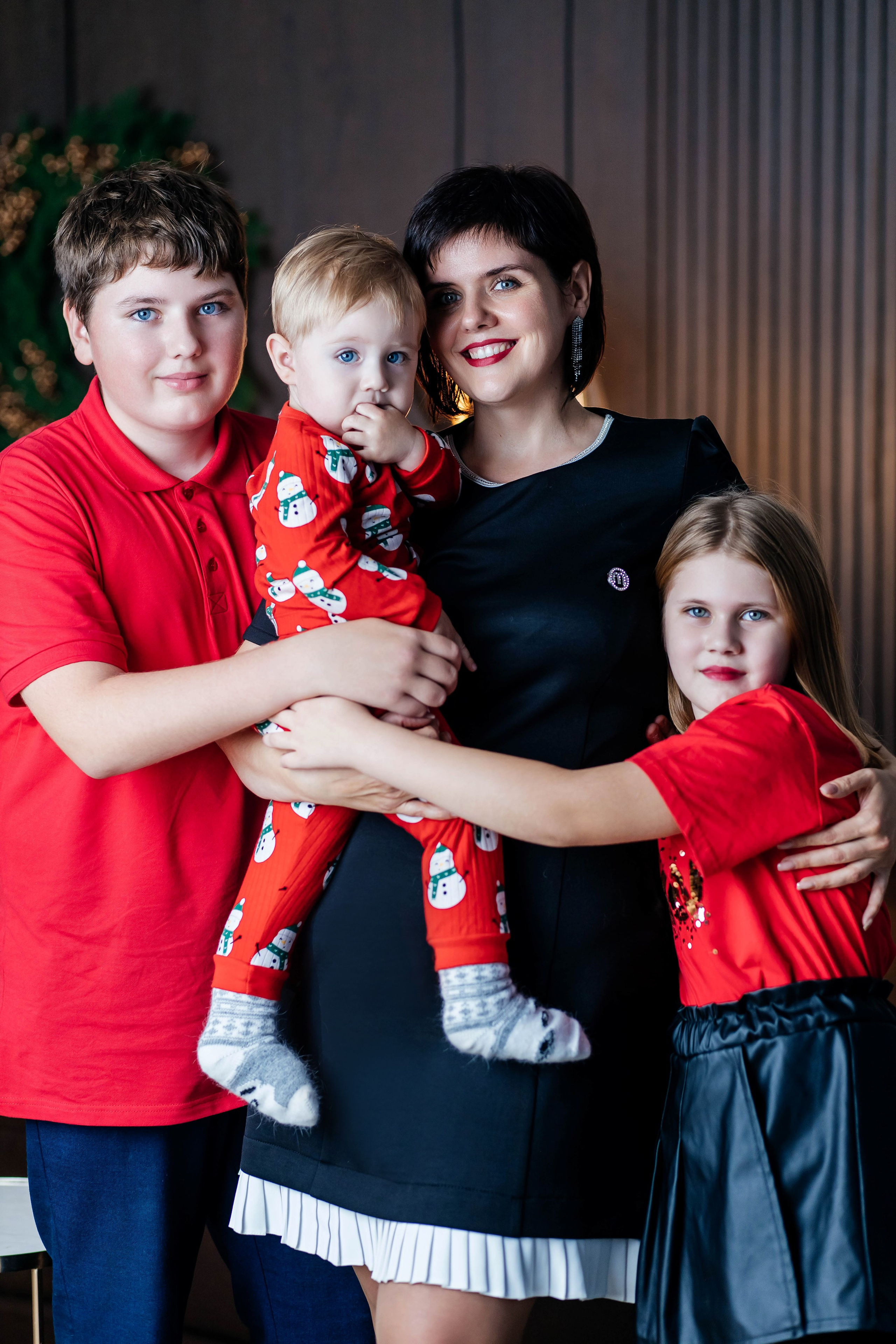 Оля и детки Новый год 2026. Женский фотограф в Оренбурге Ирина Заводчикова