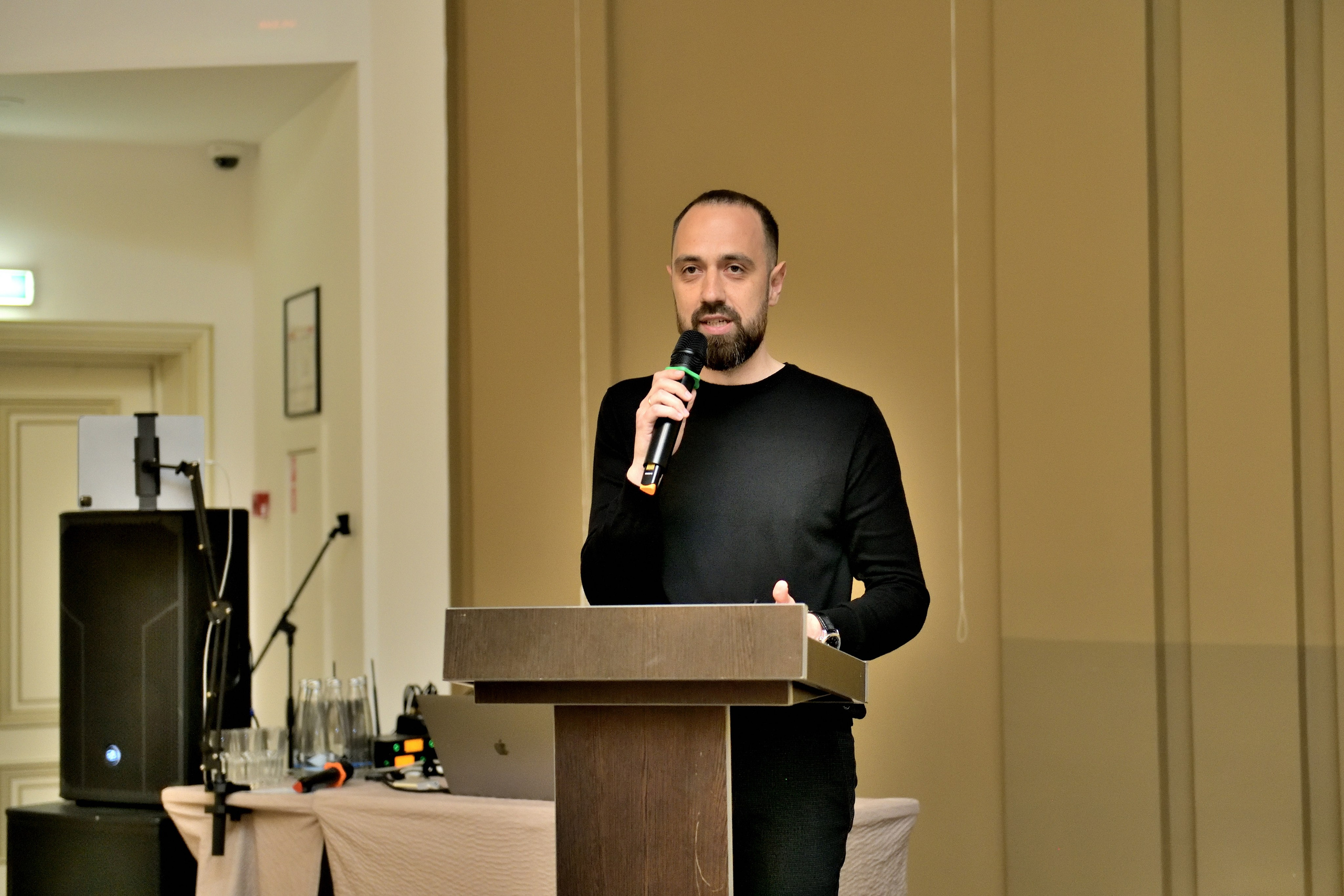 "Спикер рассказывает программу мероприятии на форуме предпринимателей".