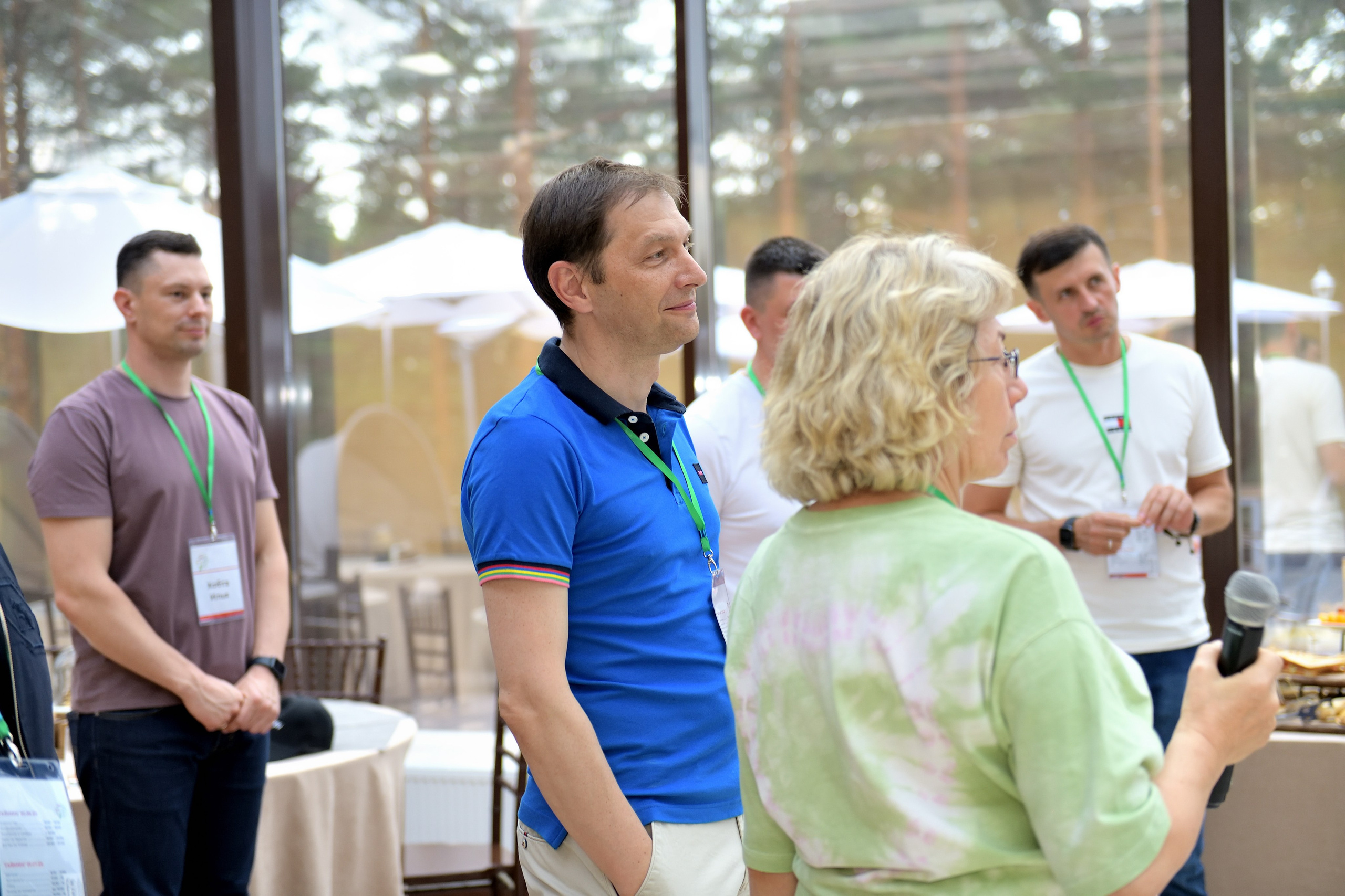 "Участники внимательно слушают спикера на мероприятии".