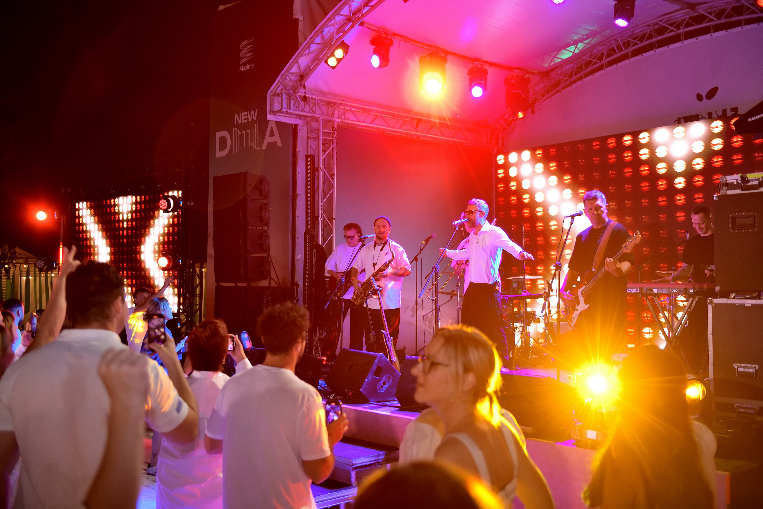 "Группа Ума Турман выступает на летнем корпоративе".