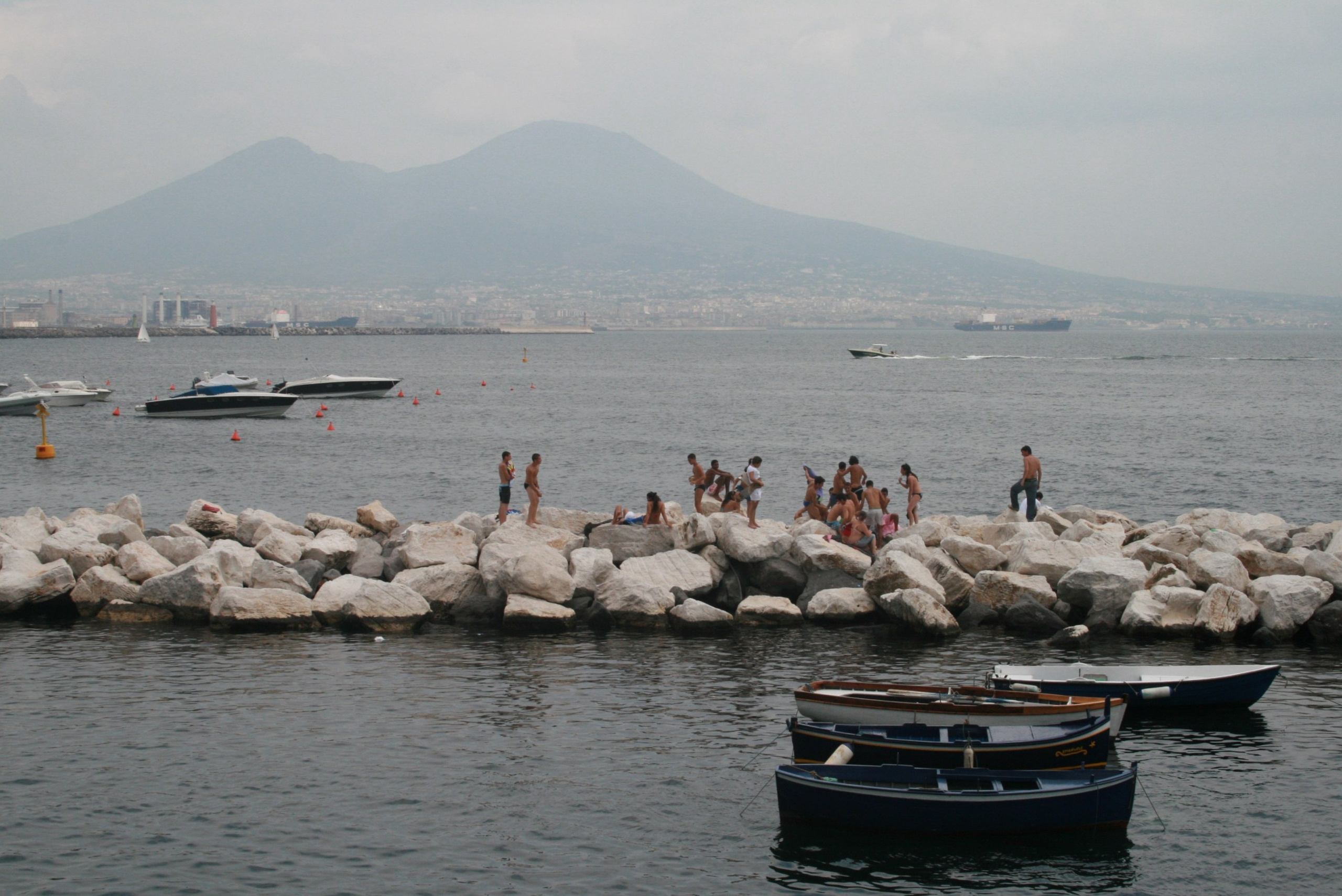 Вид на вулкан Везувий со стороны района Назарио Сауро. Неаполь
