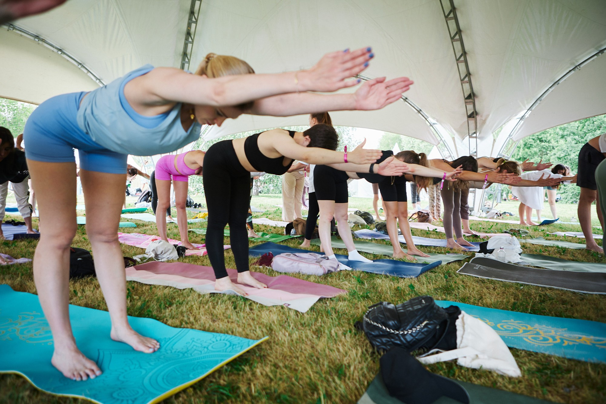 участники в позах йоги — яркий день