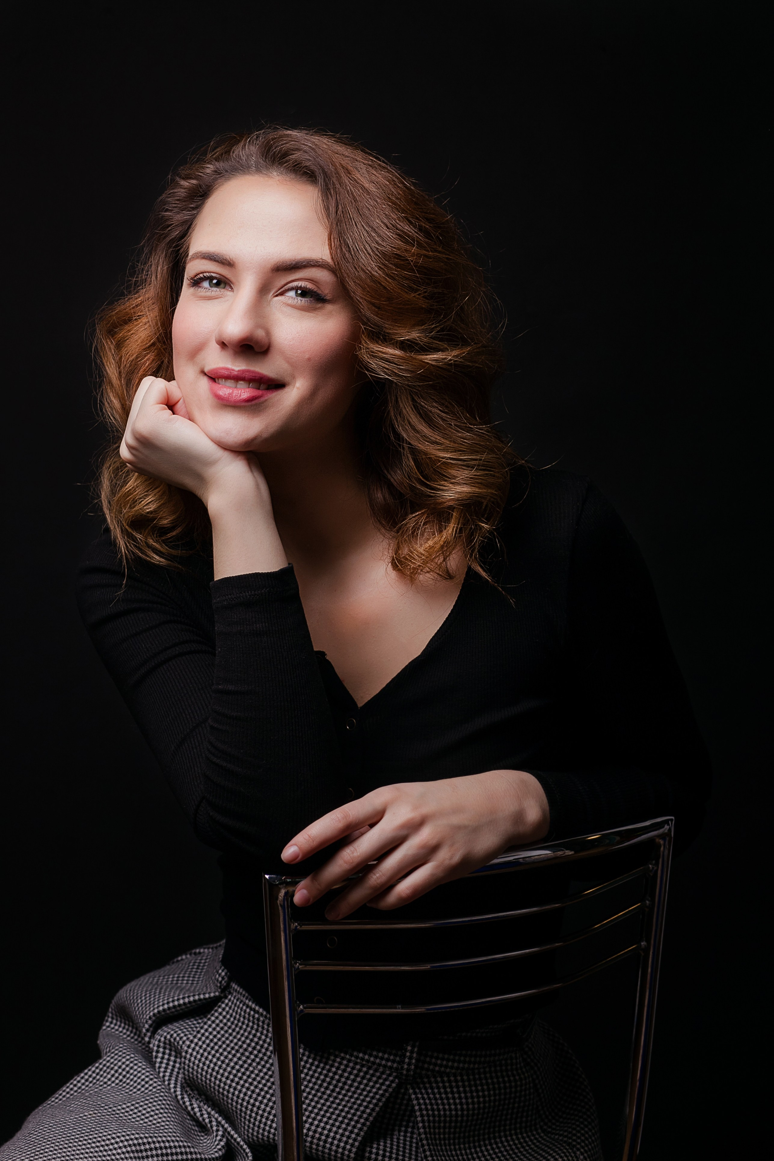 Классический женский студийный портрет с задумчивым выражением лица