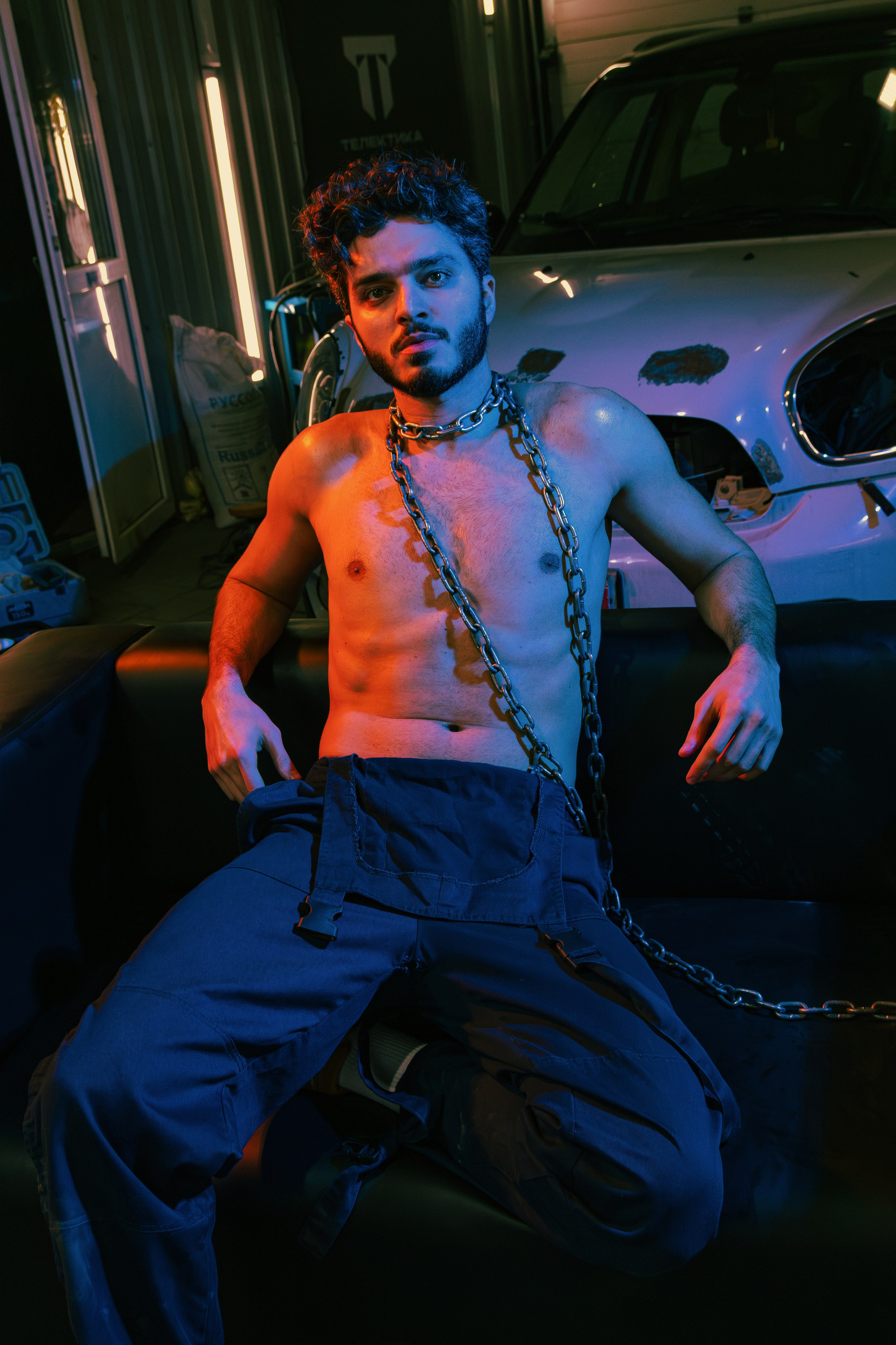 Арт-съемка группы Sextasy в неожиданной обстановке автосервиса, где каждый кадр рассказывает историю о красоте тела и силе искусства.