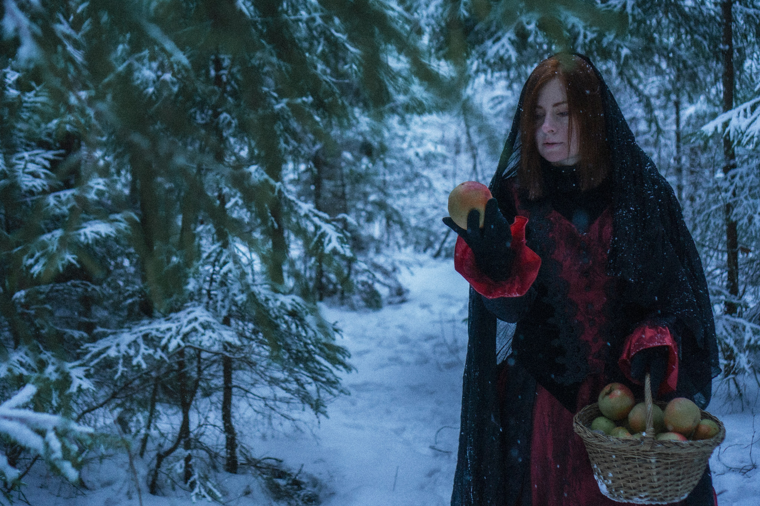 Зимняя жанровая женская фотосессия. Фотограф Максим Ерёмин