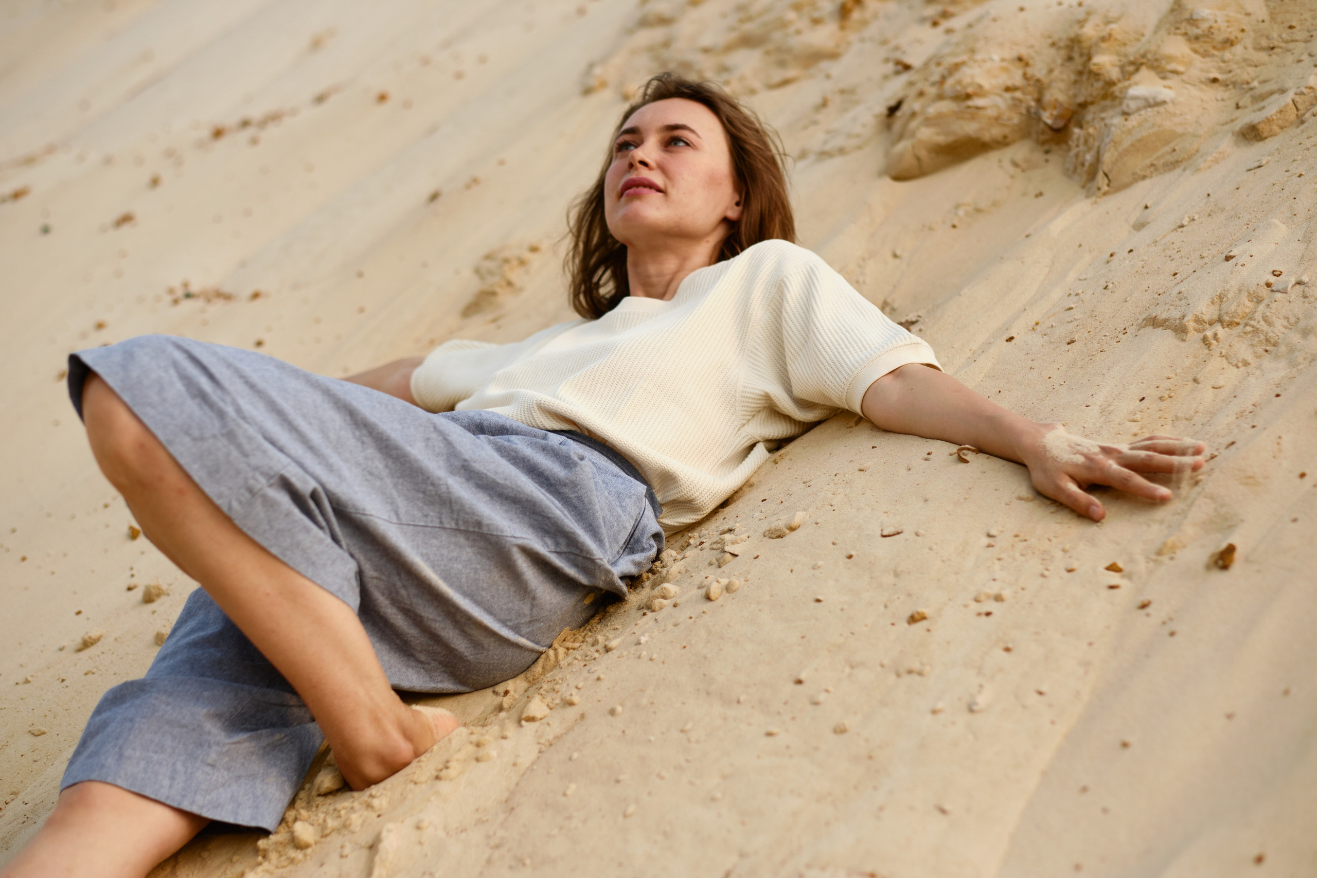 Светлана в пустыне (на пляже). Фотограф Максим Ерёмин