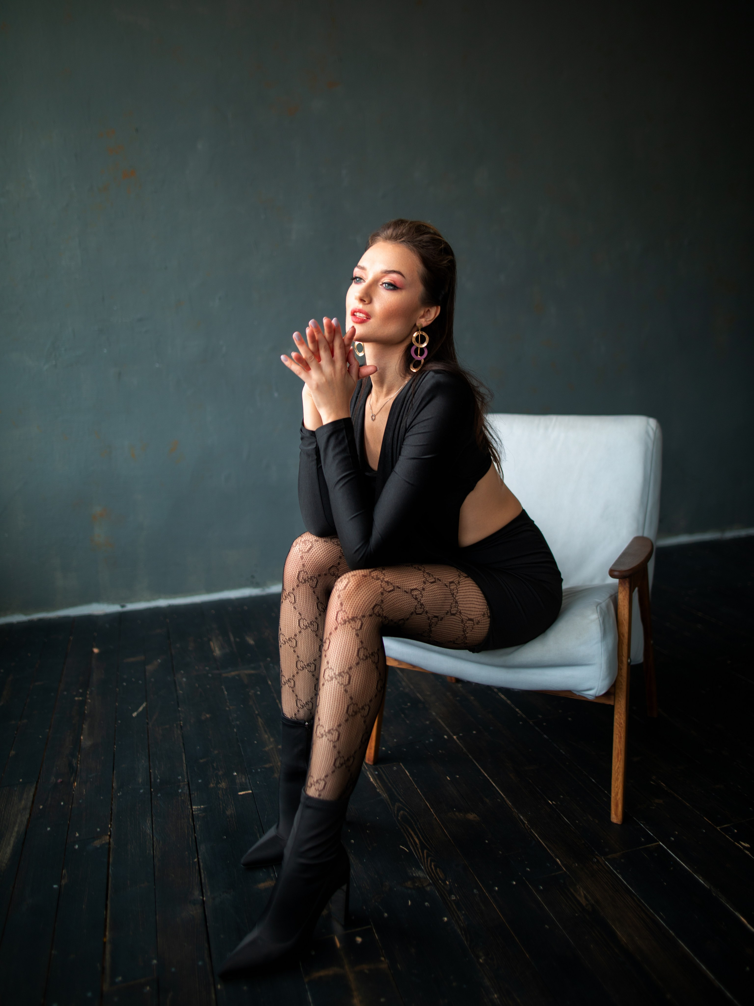 Студийный фотосет с Анастасией в минимальном интерьере в формате для «себя»