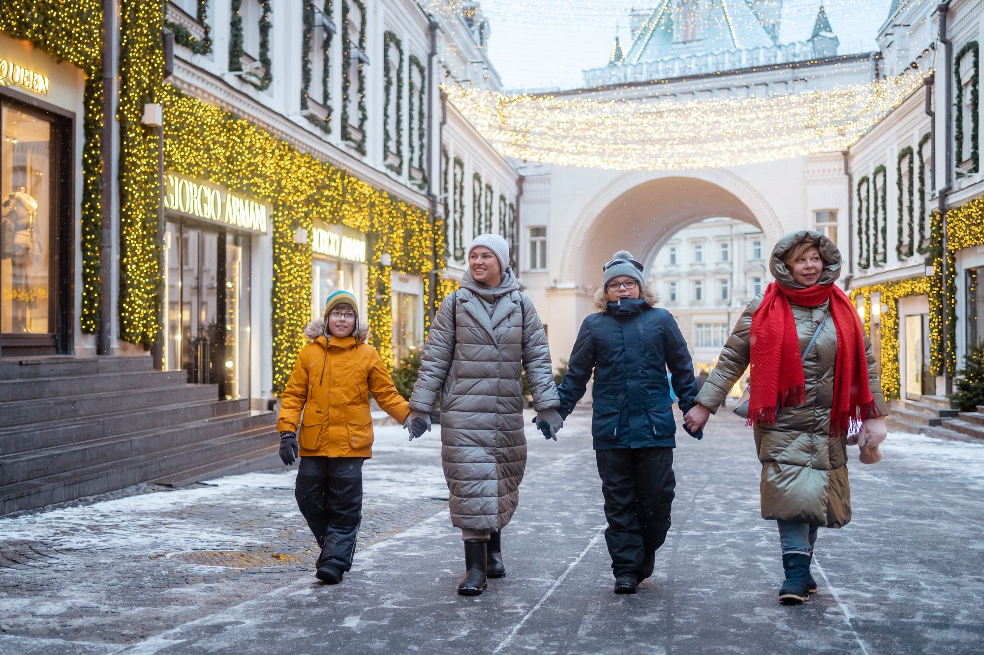 Юля с семьей в центре. Семейный фотограф Варвара Сорока в городе Москве