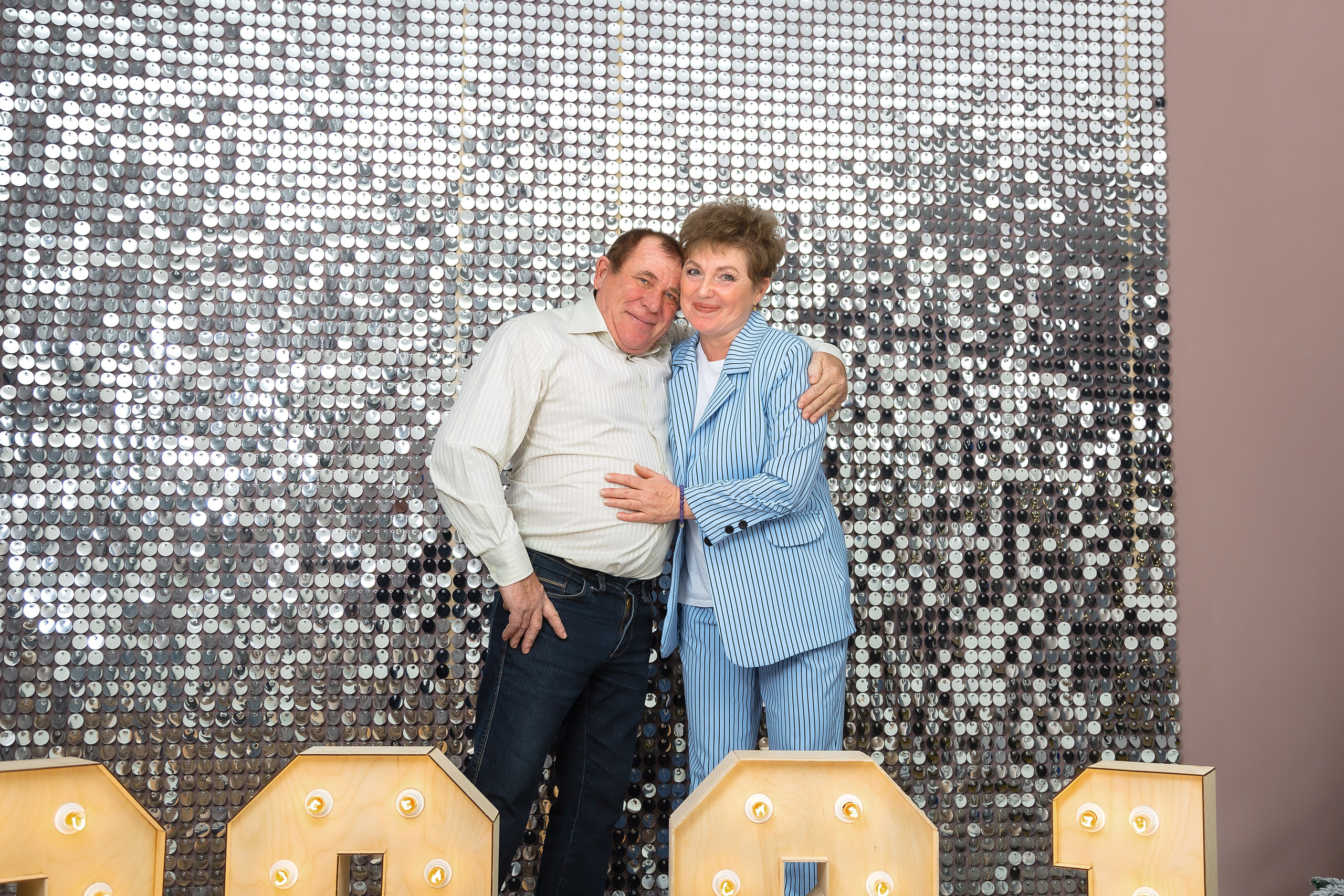 Новогодняя семейная фотосессия в студии в Волгодонске